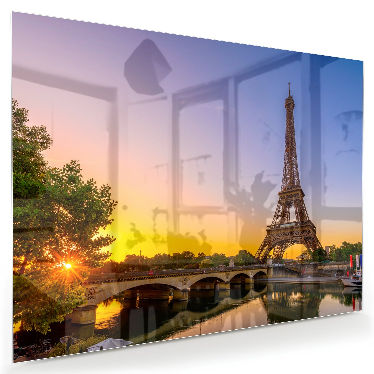 Een glazen schilderij van de Eiffeltoren bij zonsondergang, met warme kleuren.