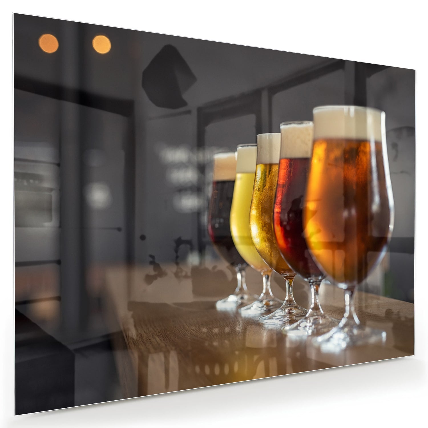 Glazen schilderij met een selectie verschillende bieren in helder glazen.