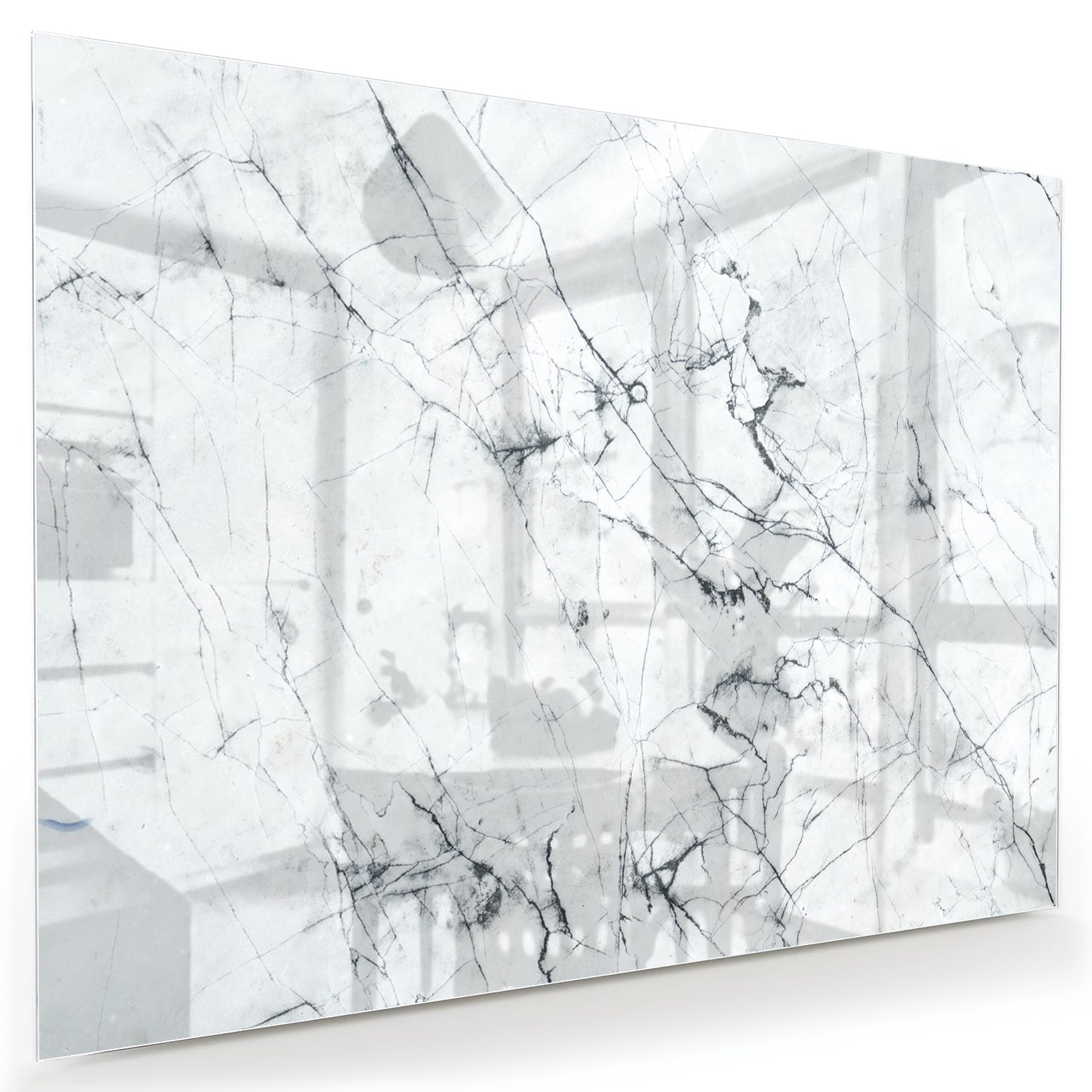 Glazen schilderij met marmerlook aan de muur in een moderne woonkamer.