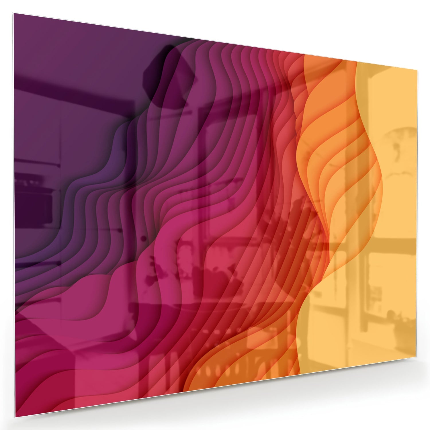 Abstract glazen schilderij met paarse en oranje golven aan de muur.