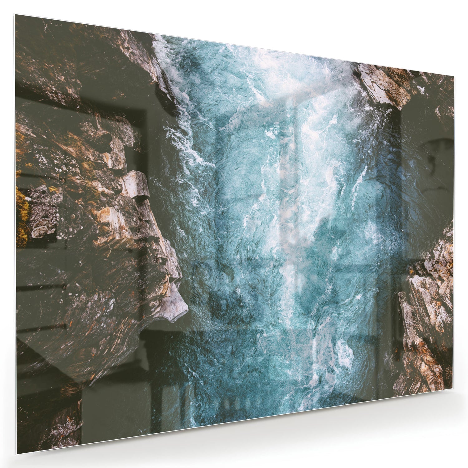 Glas schilderij van helder bergwater dat door rotsen stroomt.