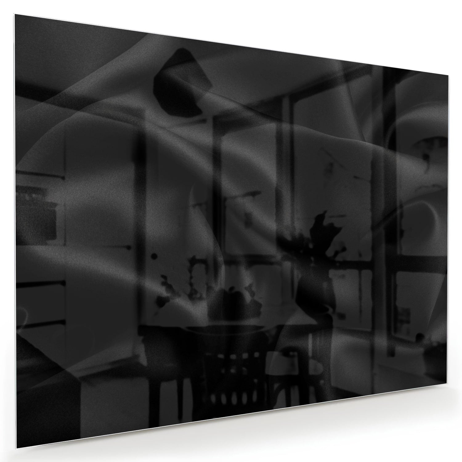 Zwart glazen schilderij aan de muur in een moderne woonkamer met houten meubels en planten.
