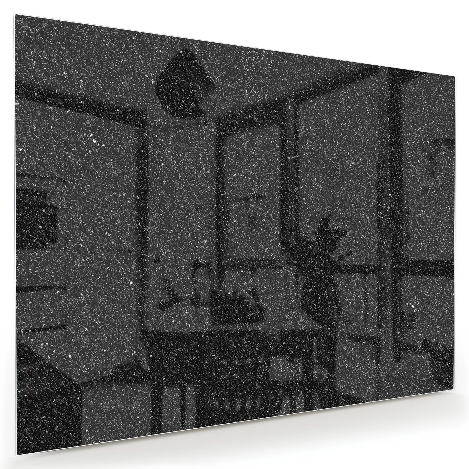 Een zwart glazen schilderij aan de muur in een moderne woonkamer.
