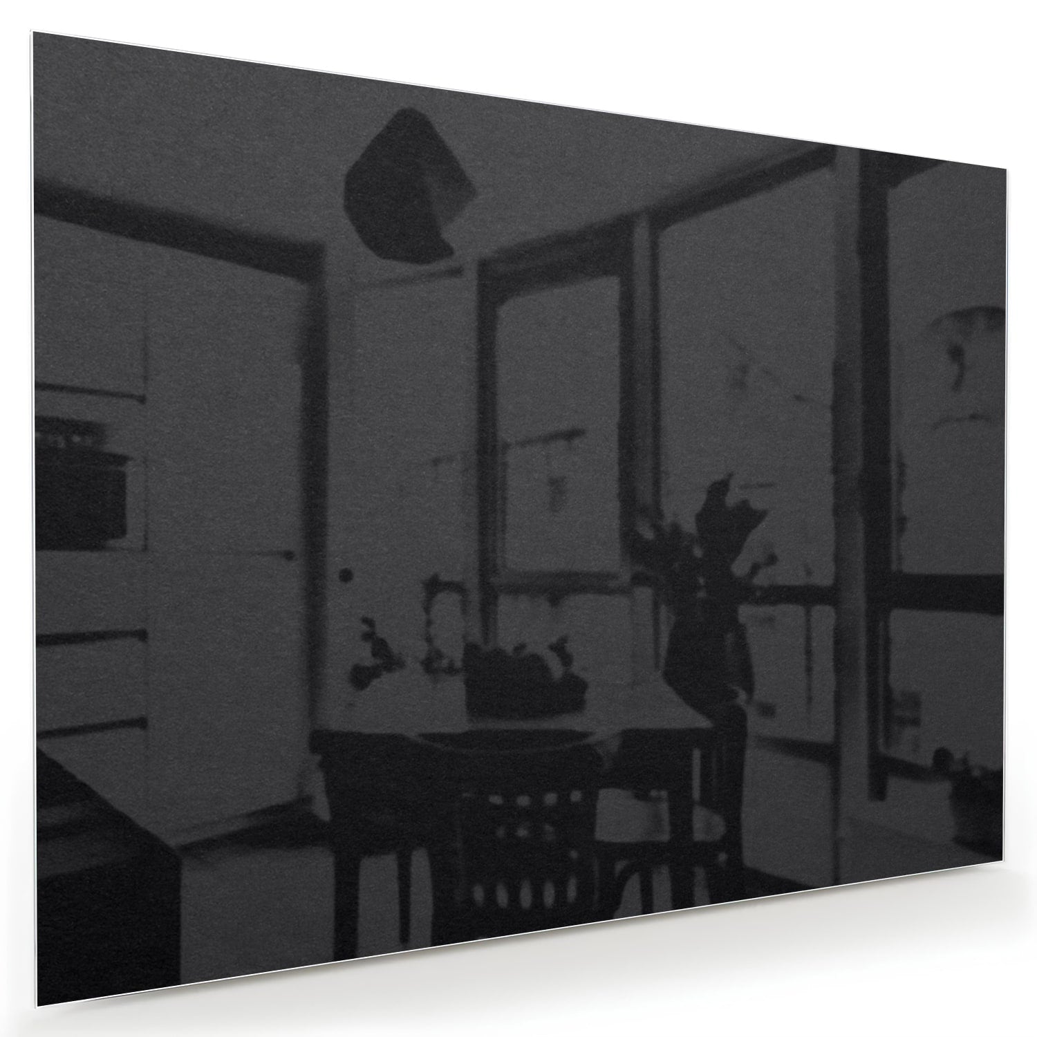 Stijlvol glazen schilderij in een modern interieur met warme kleuren.