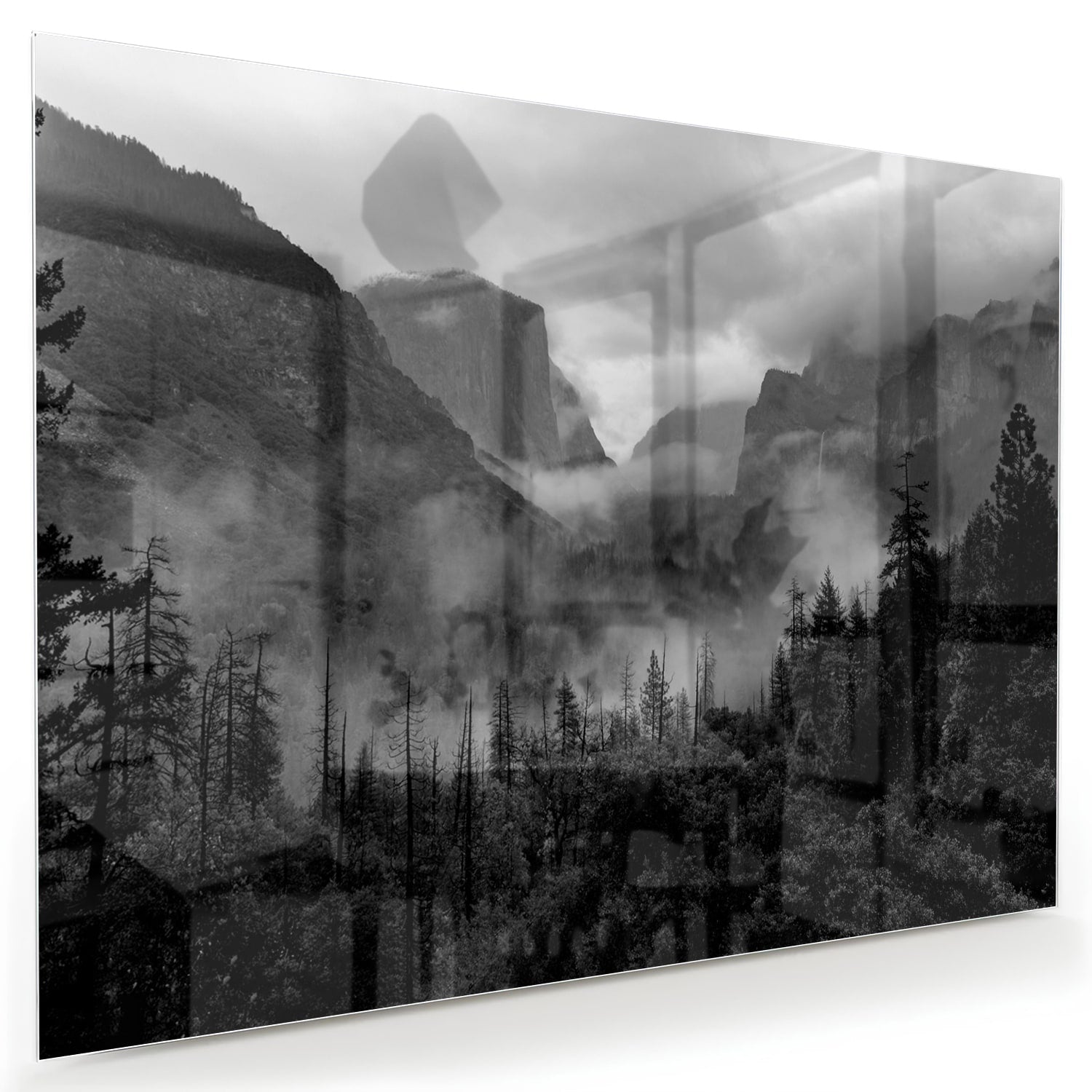 Zwart-wit glazen schilderij van een sereen berglandschap aan de muur.
