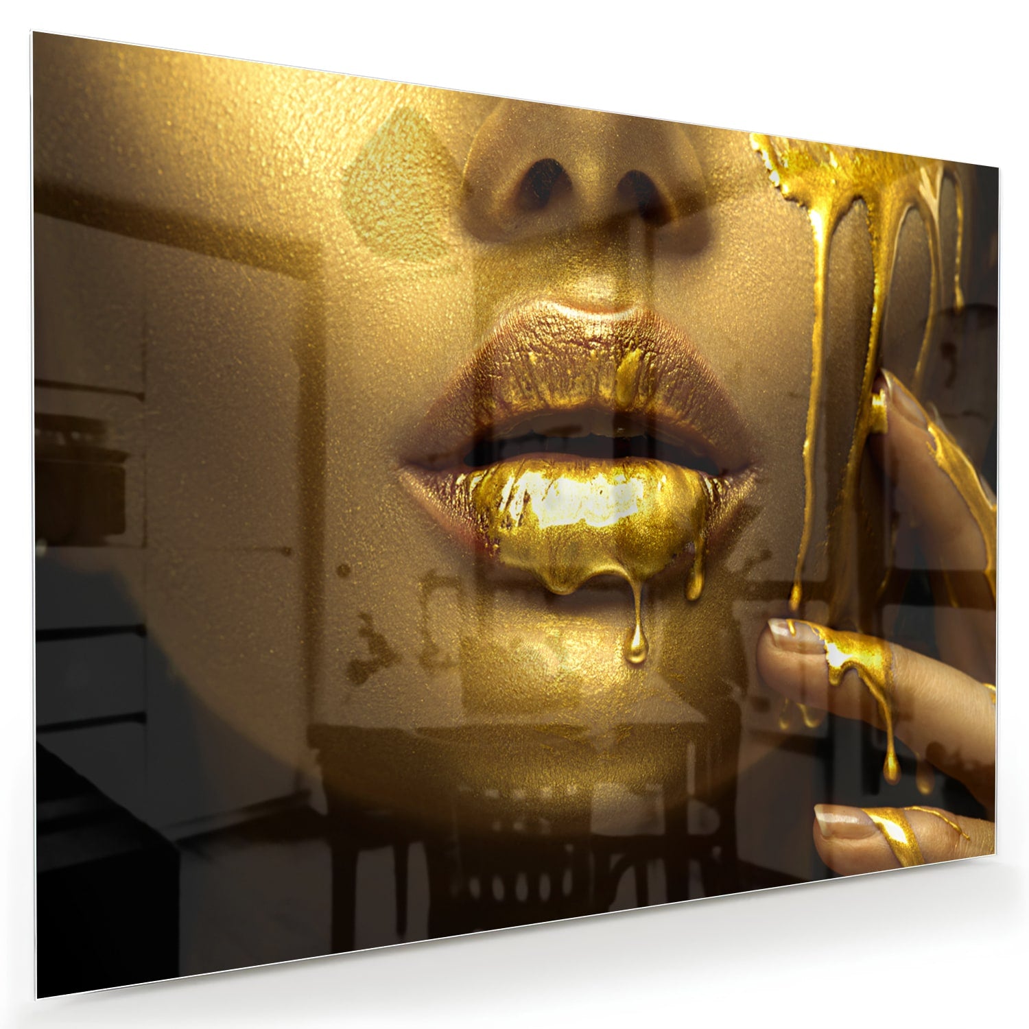 Gouden glazen schilderij van lippen met glanzende vloeistof op een muur.