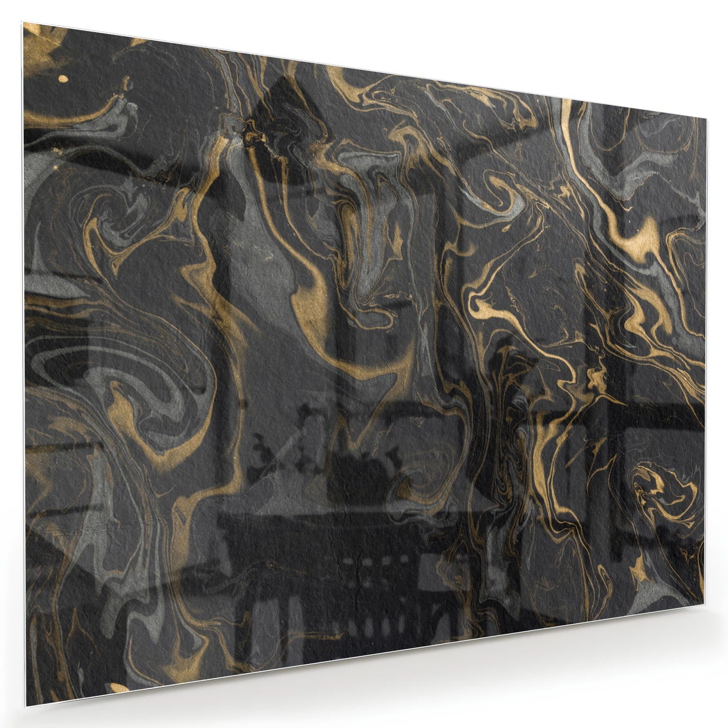 Zwart-gouden glazen schilderij met marmerachtige patronen aan de muur