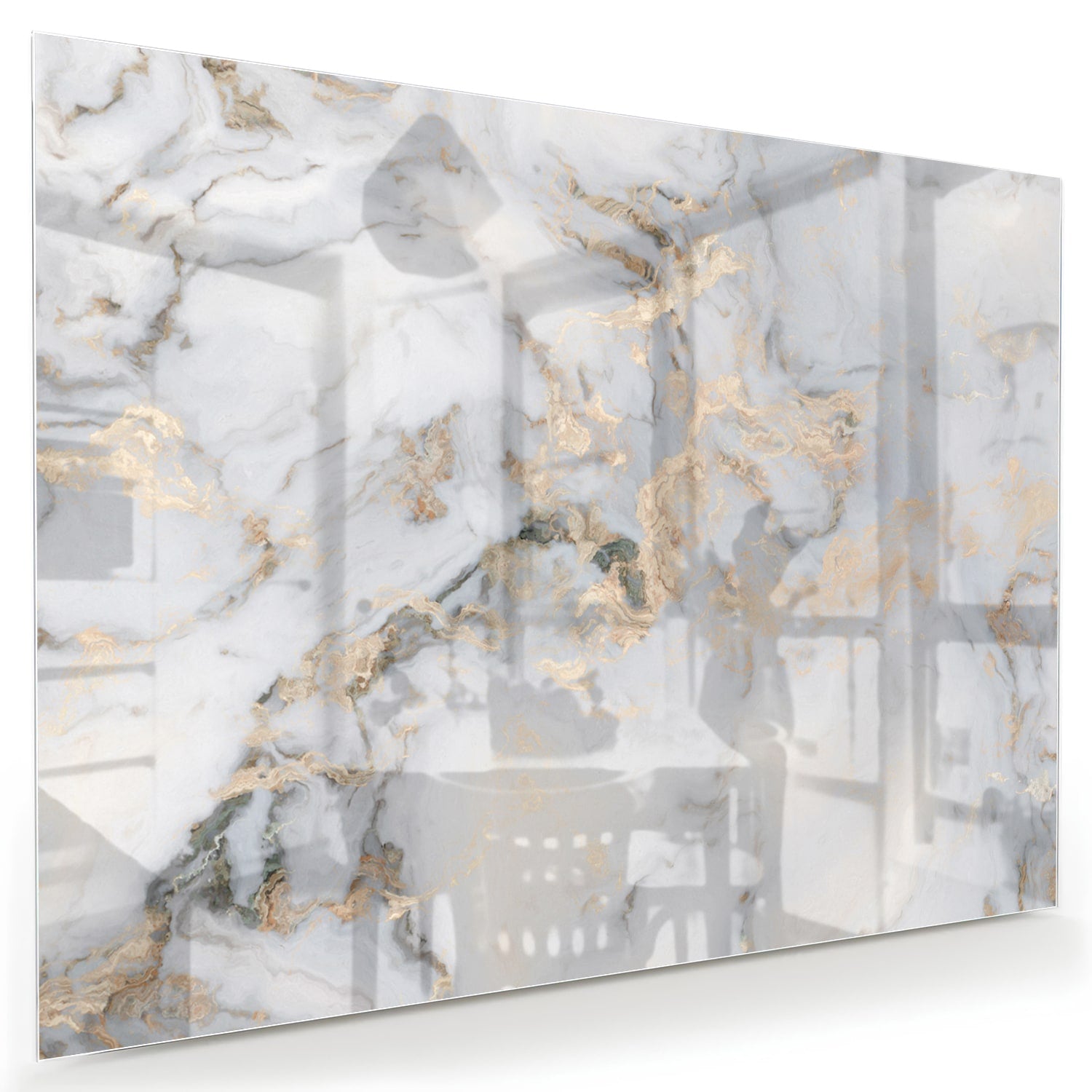 Glazen schilderij met marmerlook en gouden accenten aan de muur.