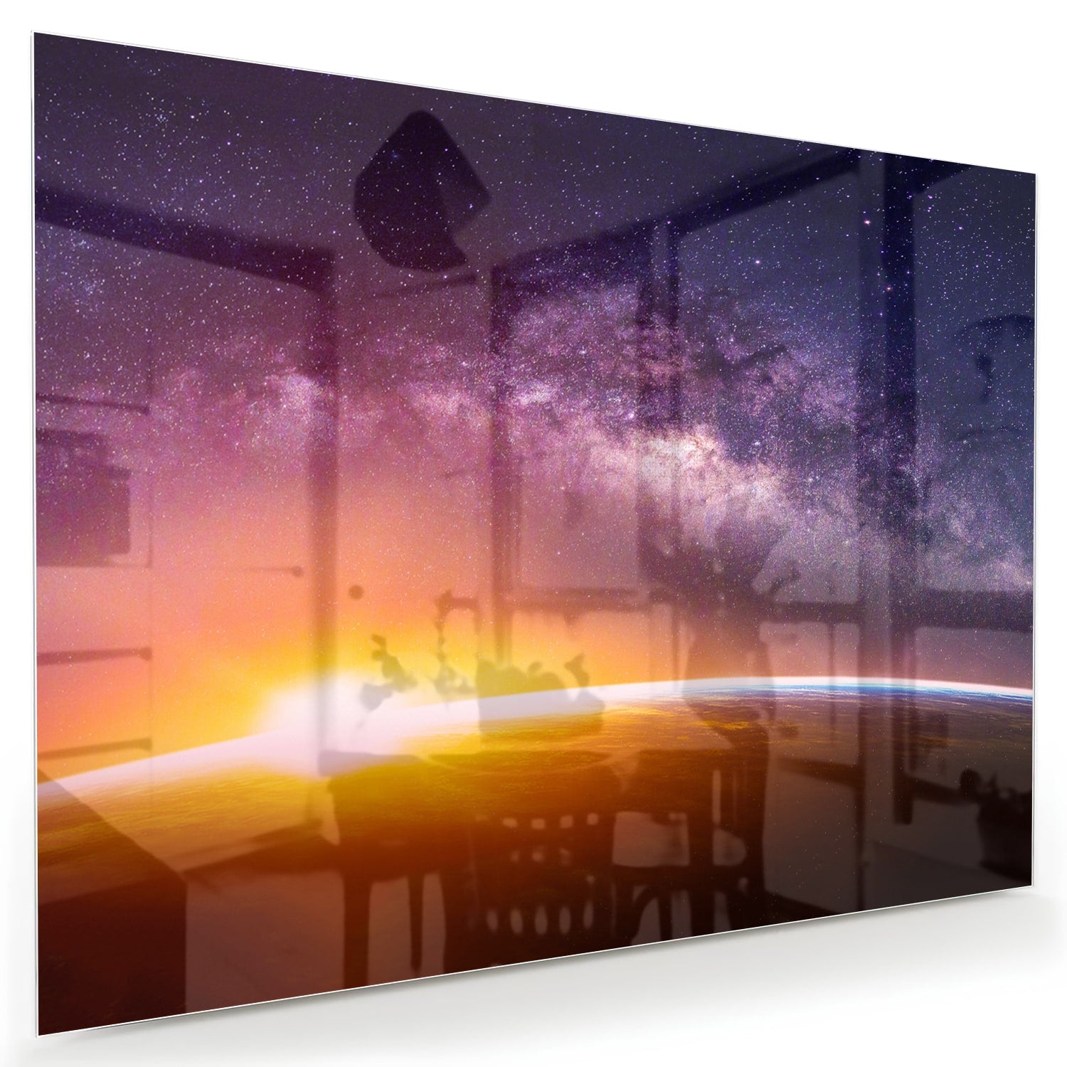 Glazen schilderij van een sterrenhemel met zonsondergang, hangt aan de muur in een stijlvolle woonkamer.
