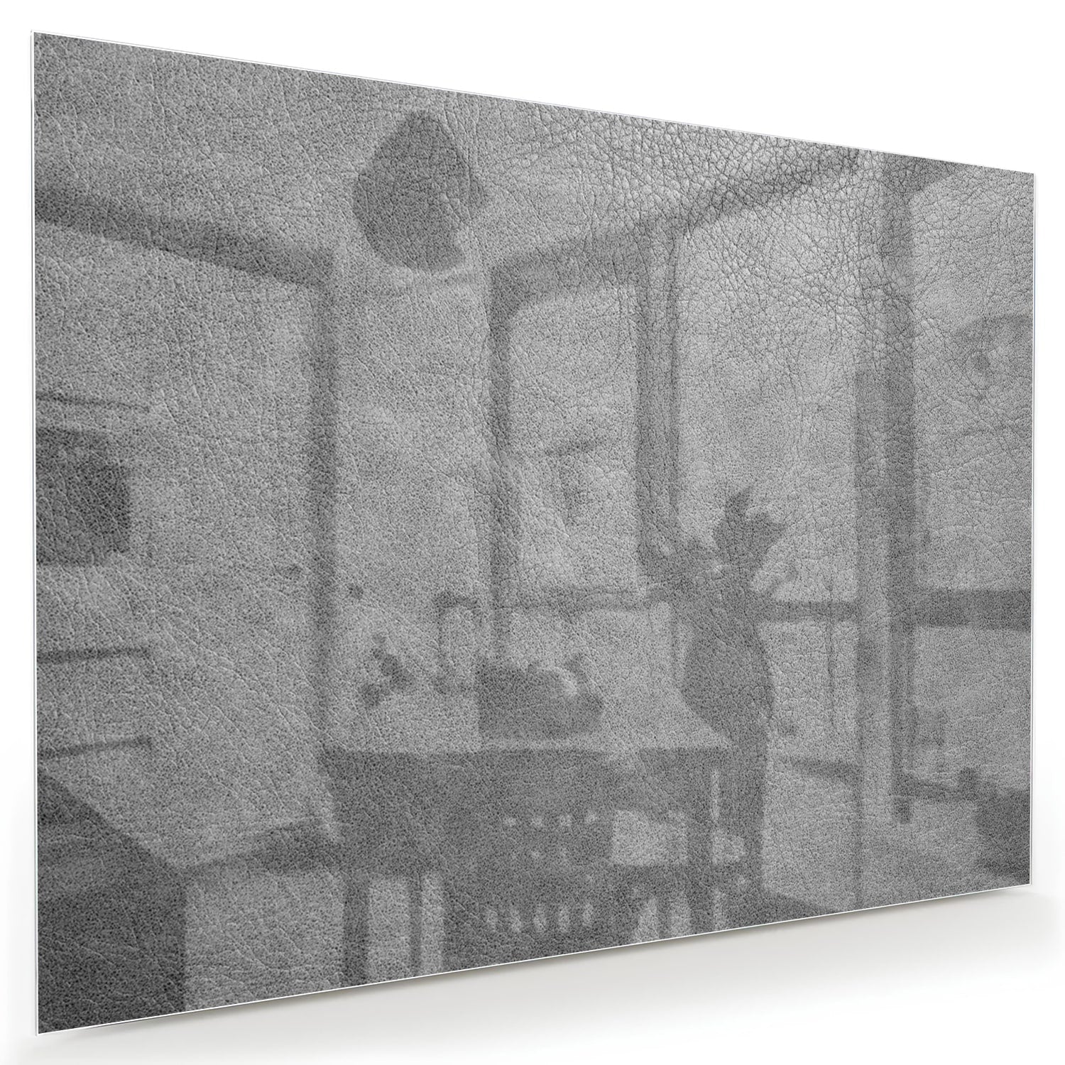 Minimalistisch glazen schilderij met subtiele schaduwen aan de muur