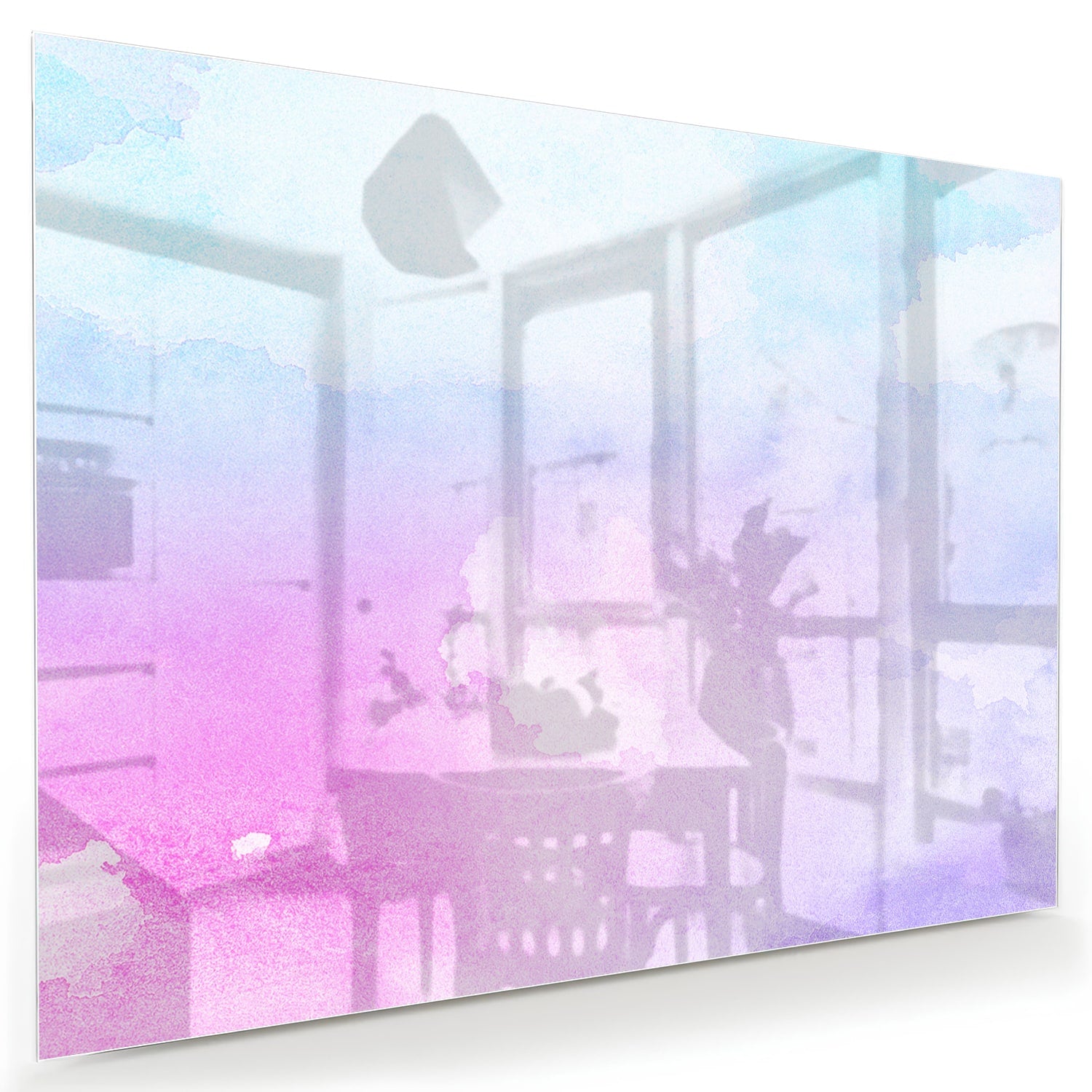 Abstract glazen schilderij met paarse en blauwe tinten aan de muur.