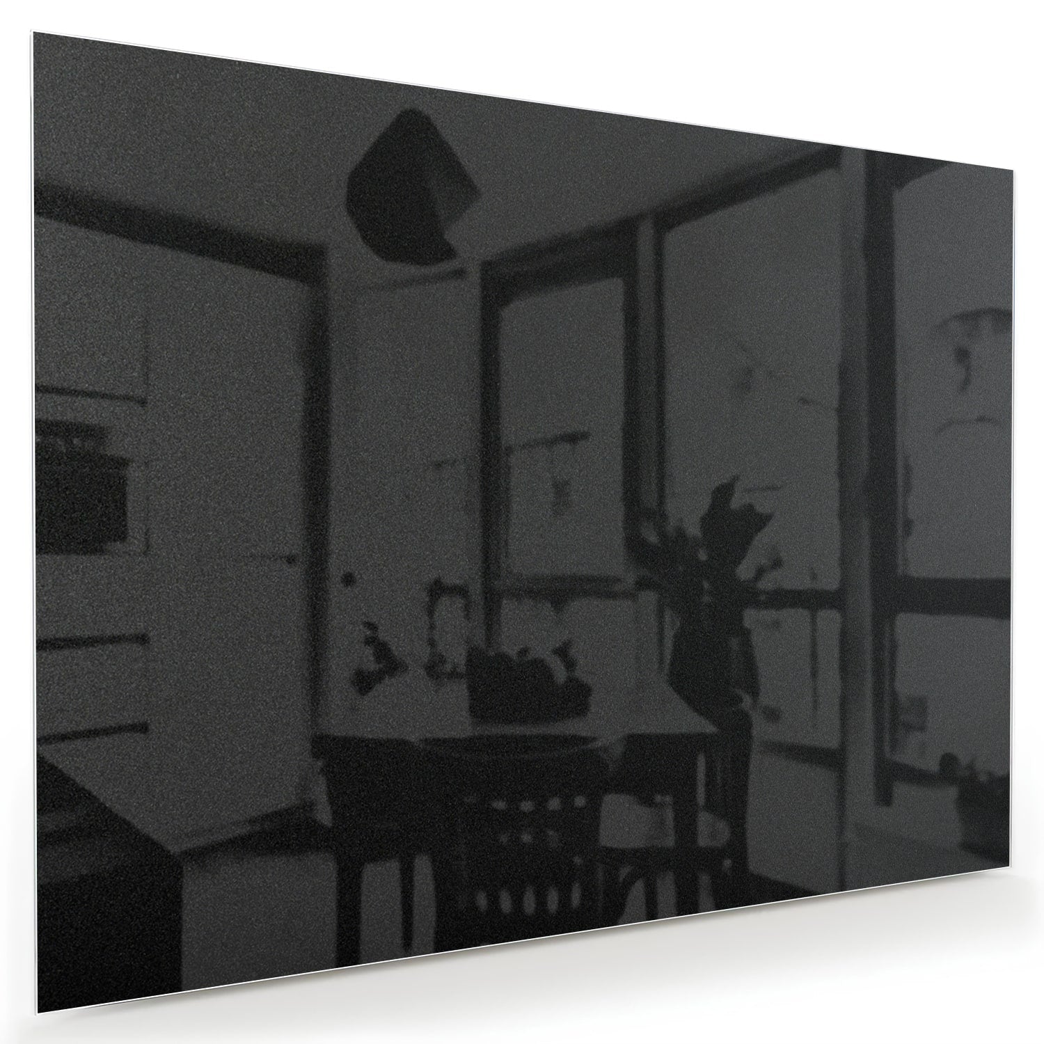 Zwart-glanzend glas schilderij aan een witte muur in een modern interieur.