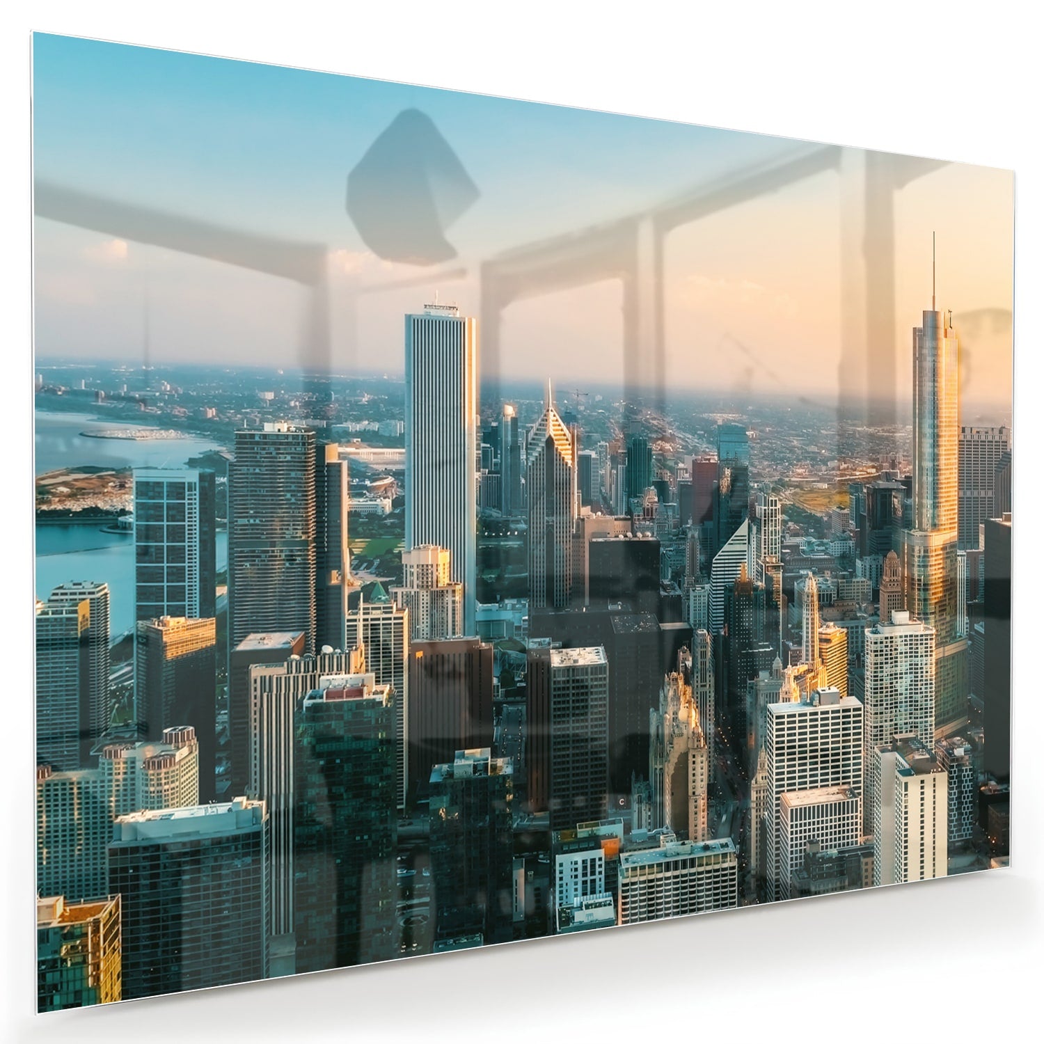 Glazen schilderij met uitzicht op een stad skyline onder een zonsondergang