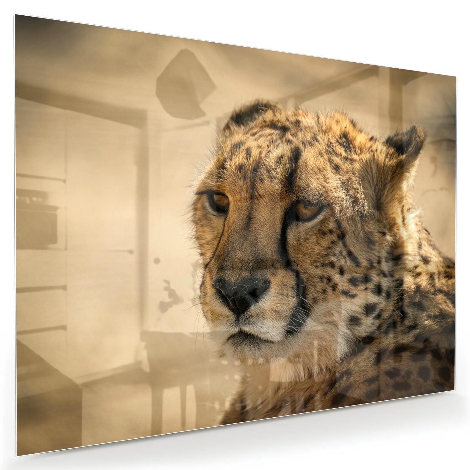 Glazen schilderij van een luipaard hangt aan de muur in een stijlvolle woonkamer.