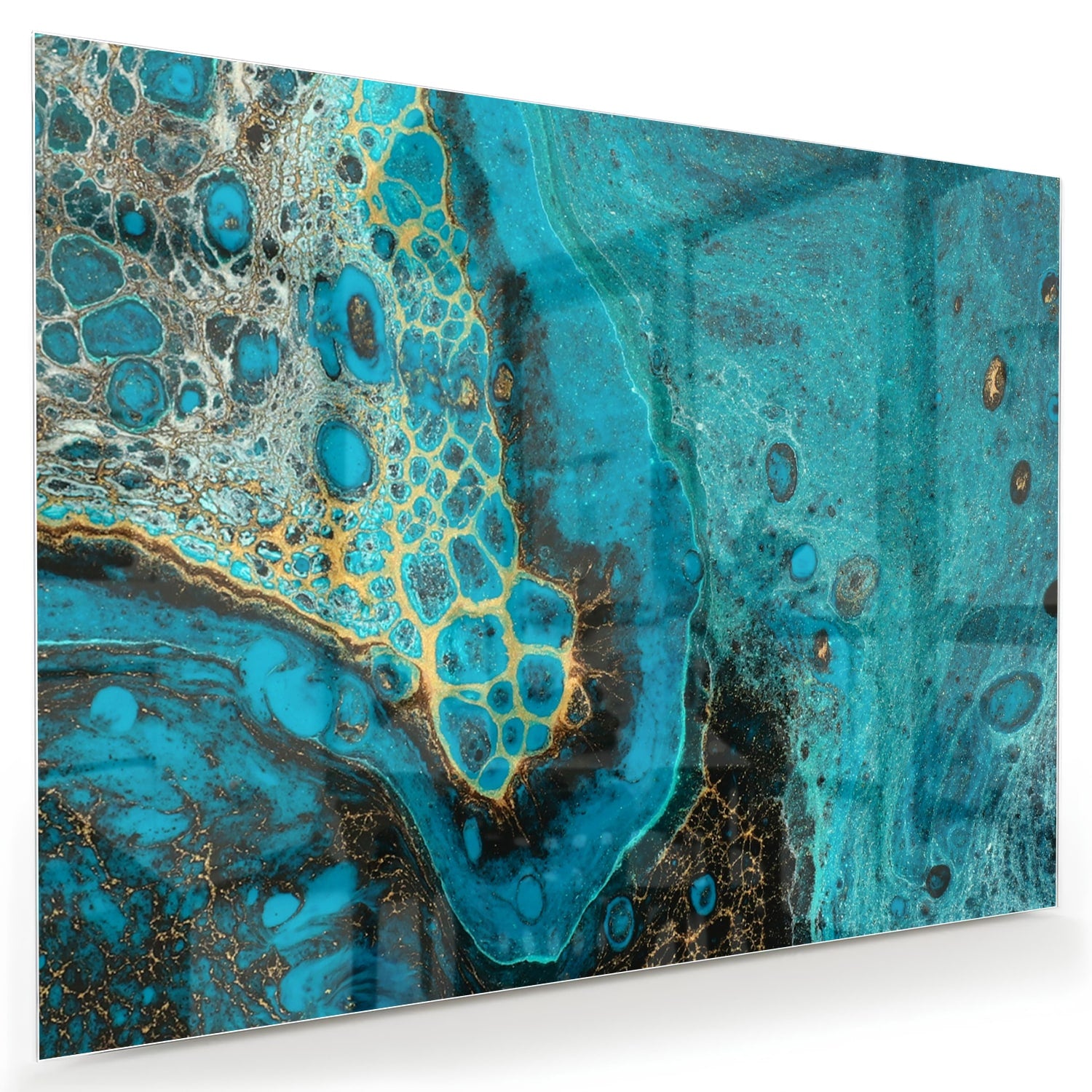 Glazen schilderij in turkoois met gouden accenten aan de muur boven een houten meubel.