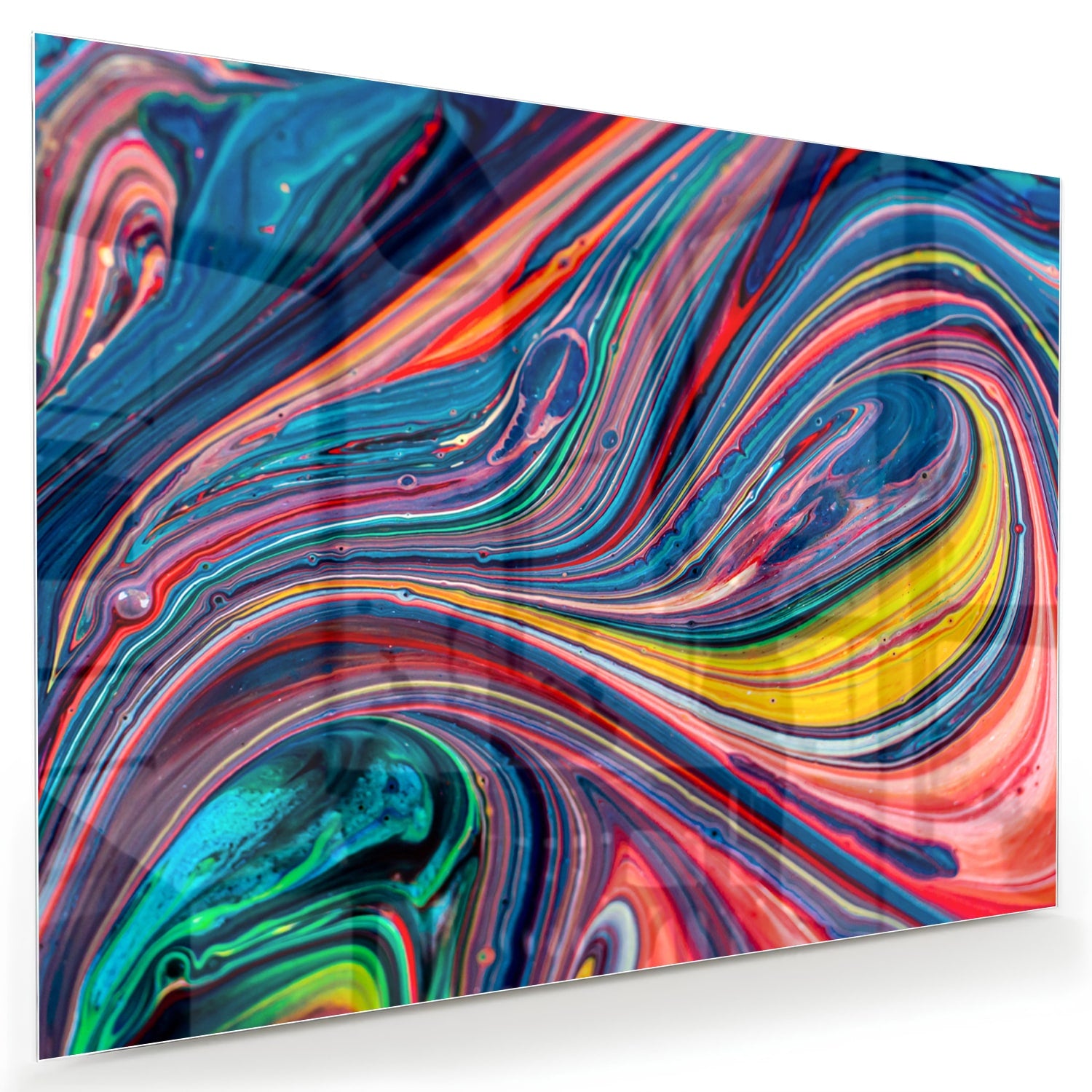 Kleurrijk abstract glazen schilderij aan de muur in een modern interieur.