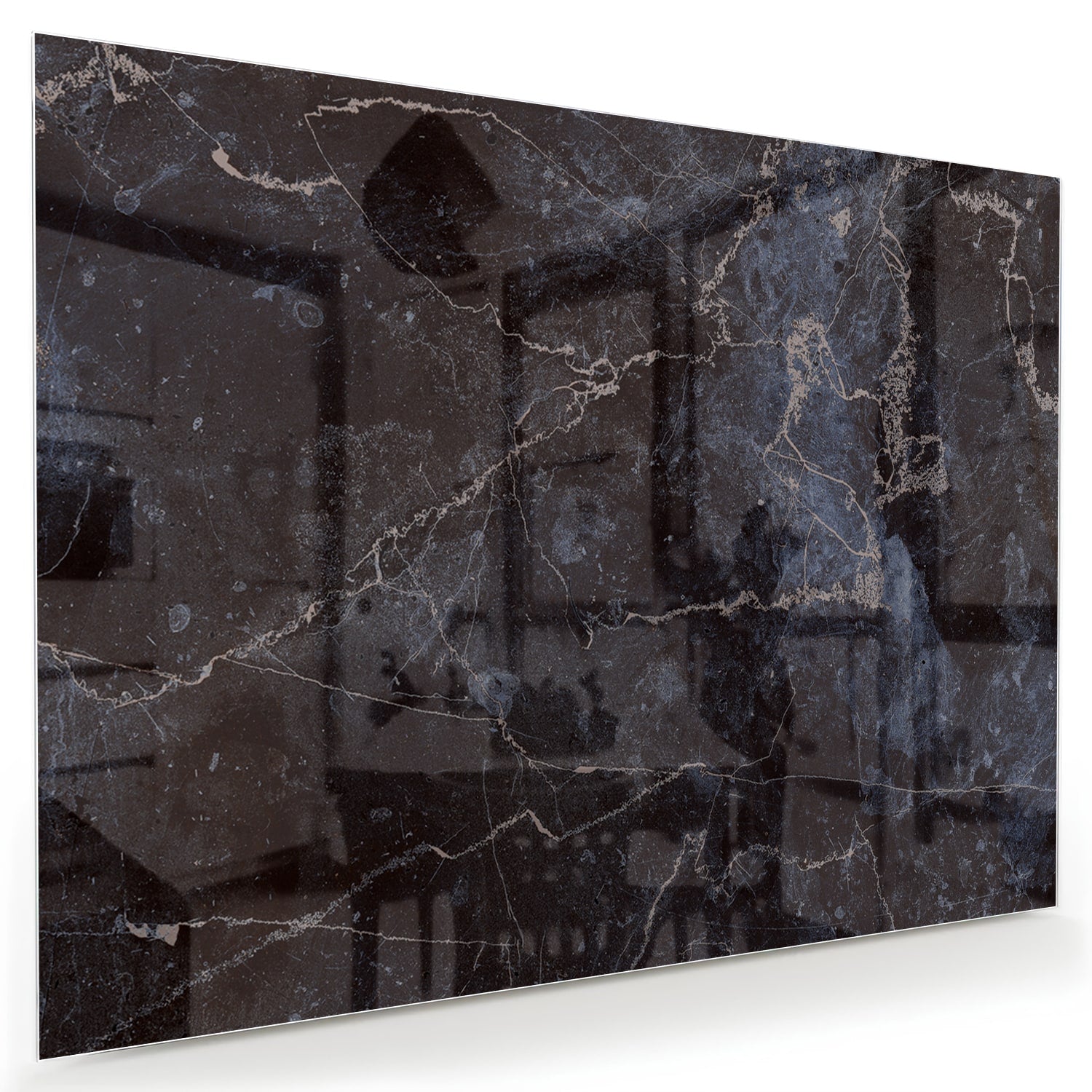 Glazen schilderij met donker marmerlook aan een lichte muur in een moderne woonkamer.
