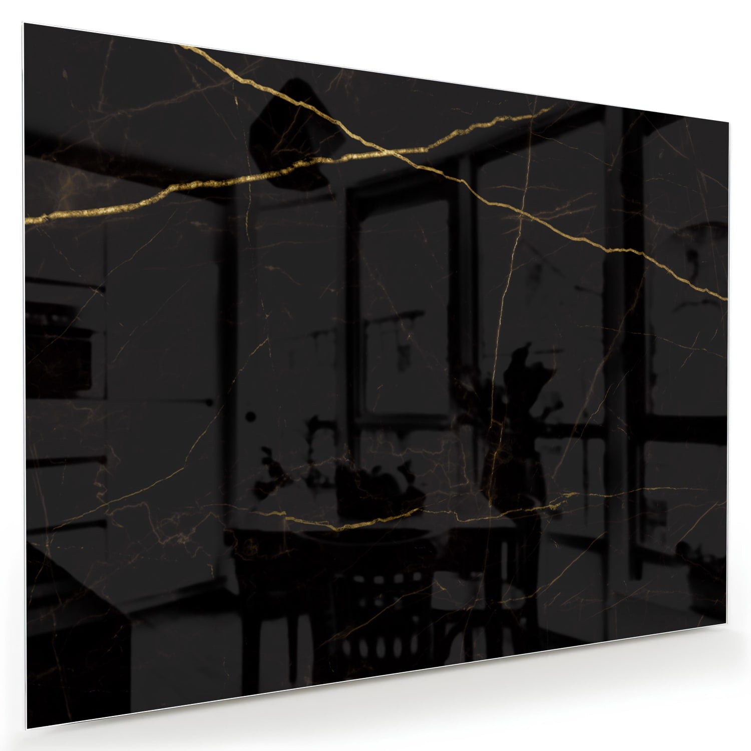 Elegant zwart glazen schilderij met gouden lijnen aan de muur in een moderne woonkamer.