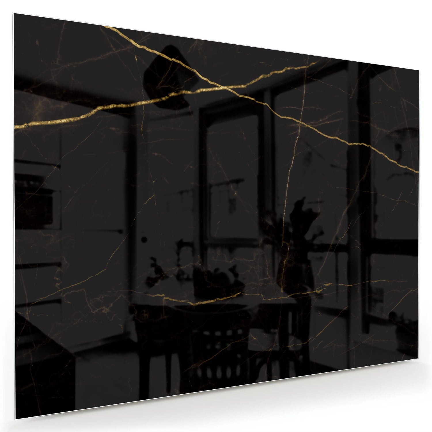 Elegant zwart glazen schilderij met gouden lijnen aan de muur in een moderne woonkamer.