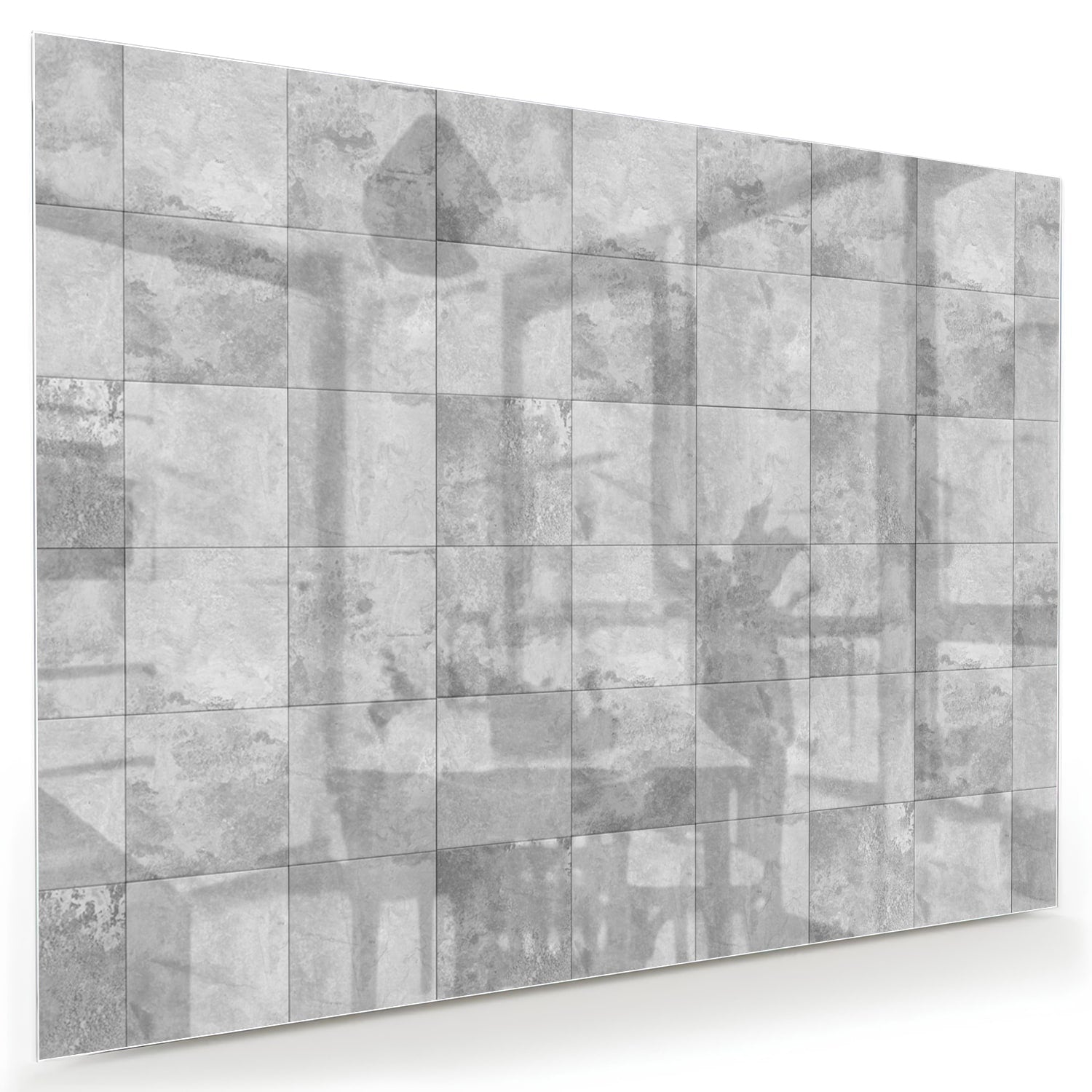 Abstract glazen schilderij in grijstinten aan de muur boven een houten dressoir.