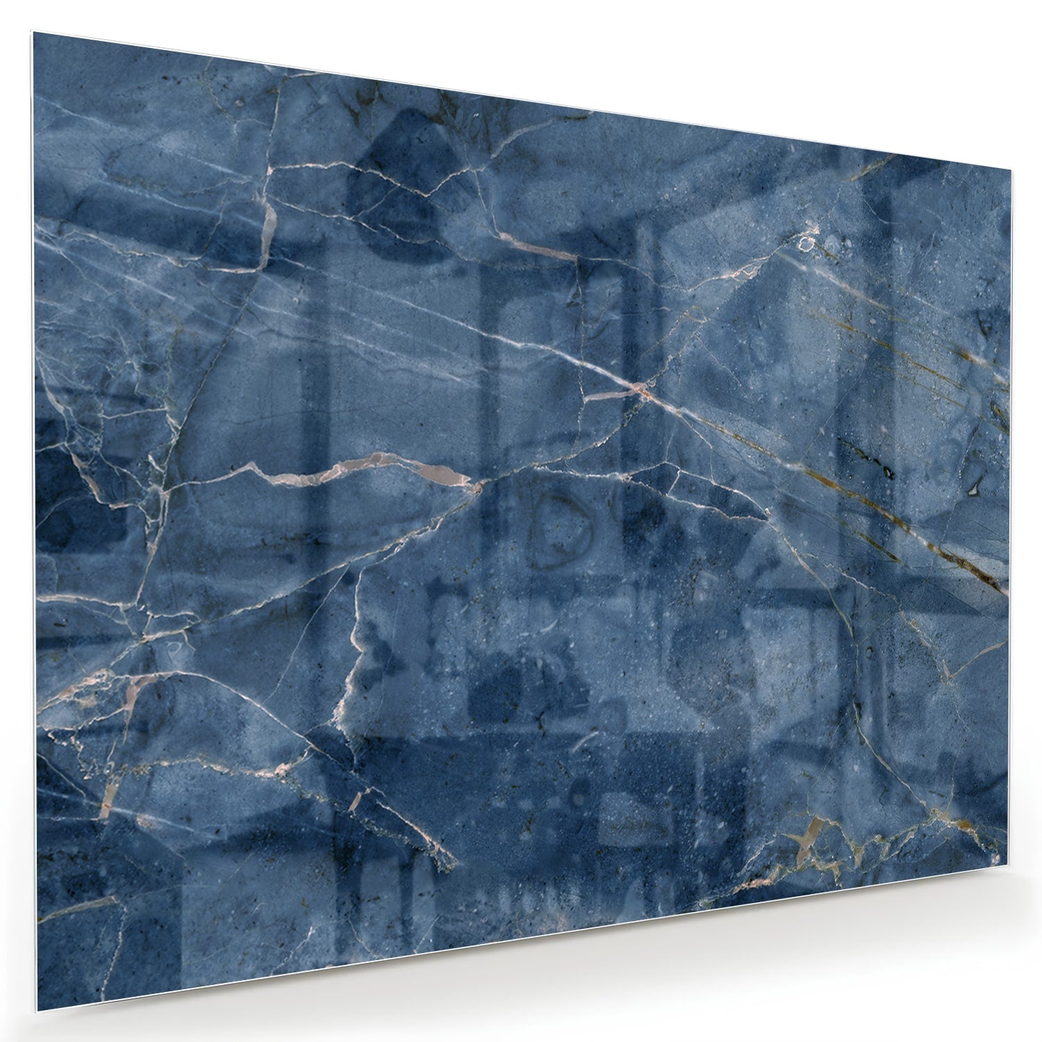 Diepblauw glazen schilderij met marmerstructuur aan de muur