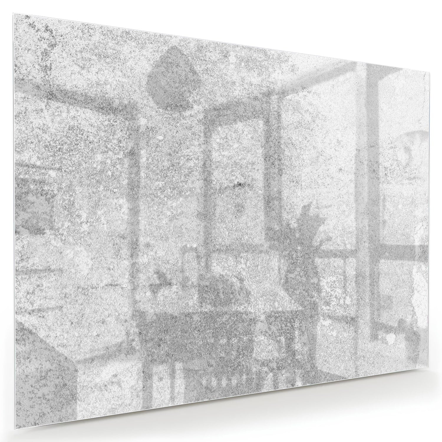 Abstract glazen schilderij met een subtiele textuur aan de muur in een moderne woonkamer.