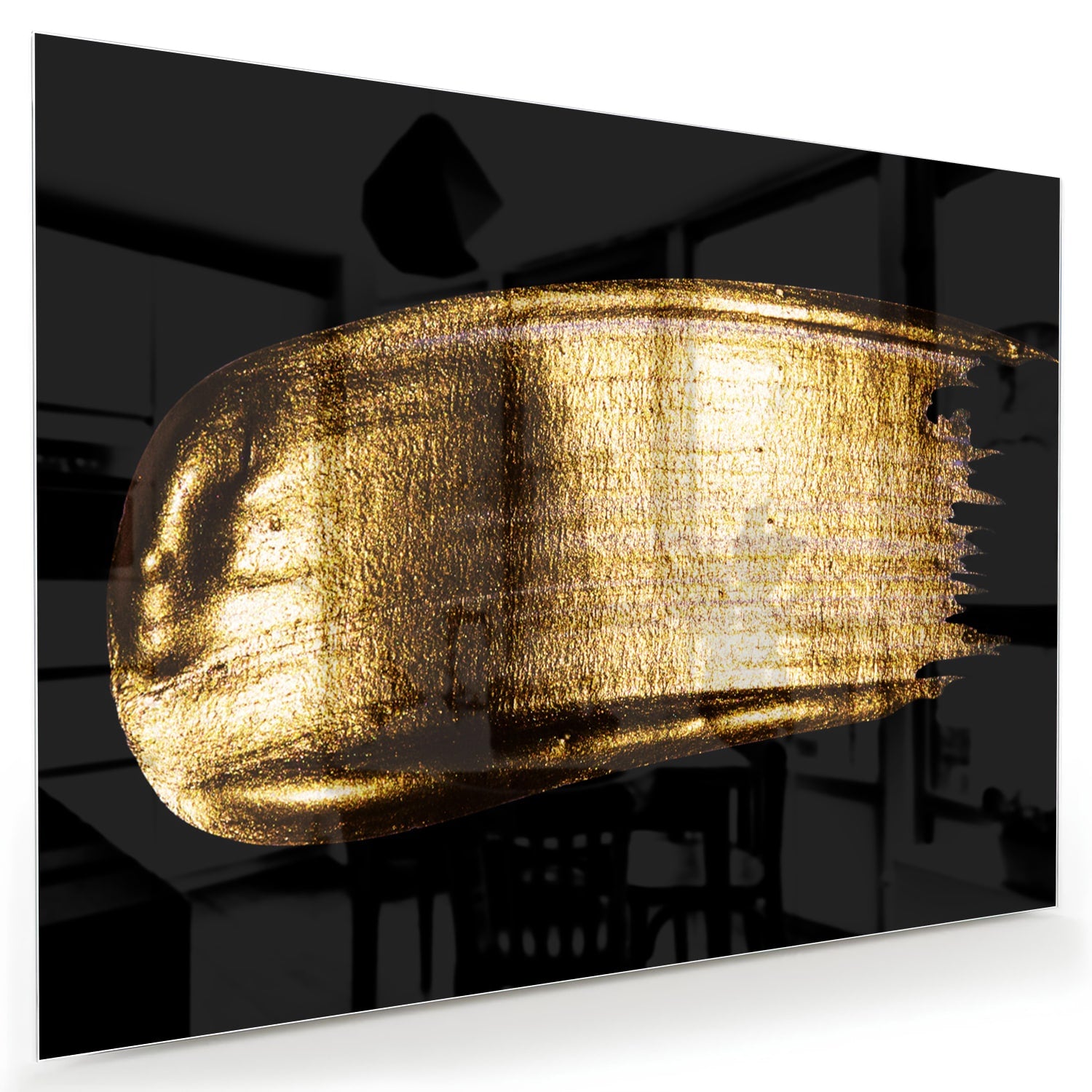 Abstract glazen schilderij met gouden penseelstreek op een zwarte achtergrond.