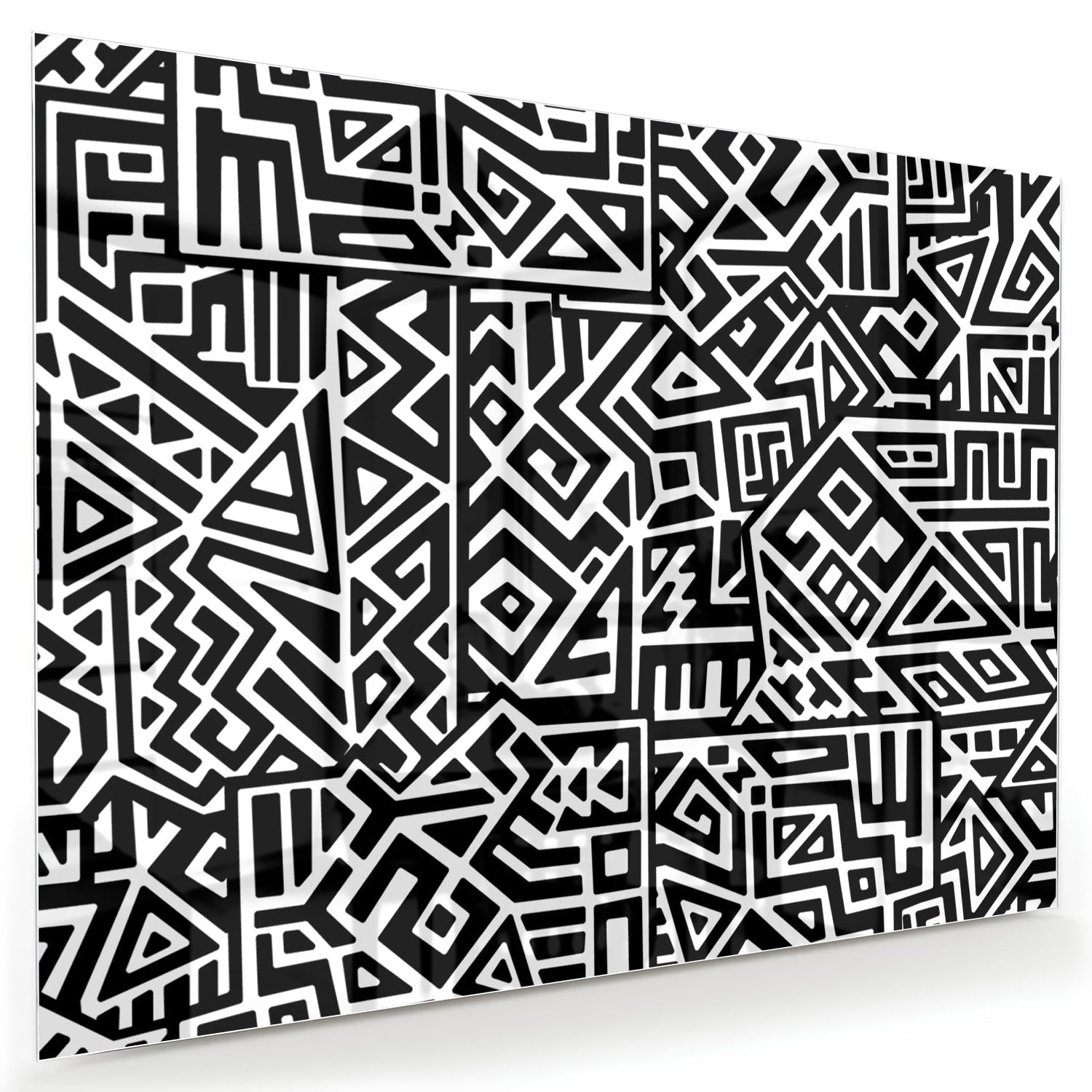 Zwart-wit glazen schilderij met abstract patroon aan de muur in een moderne woonkamer.