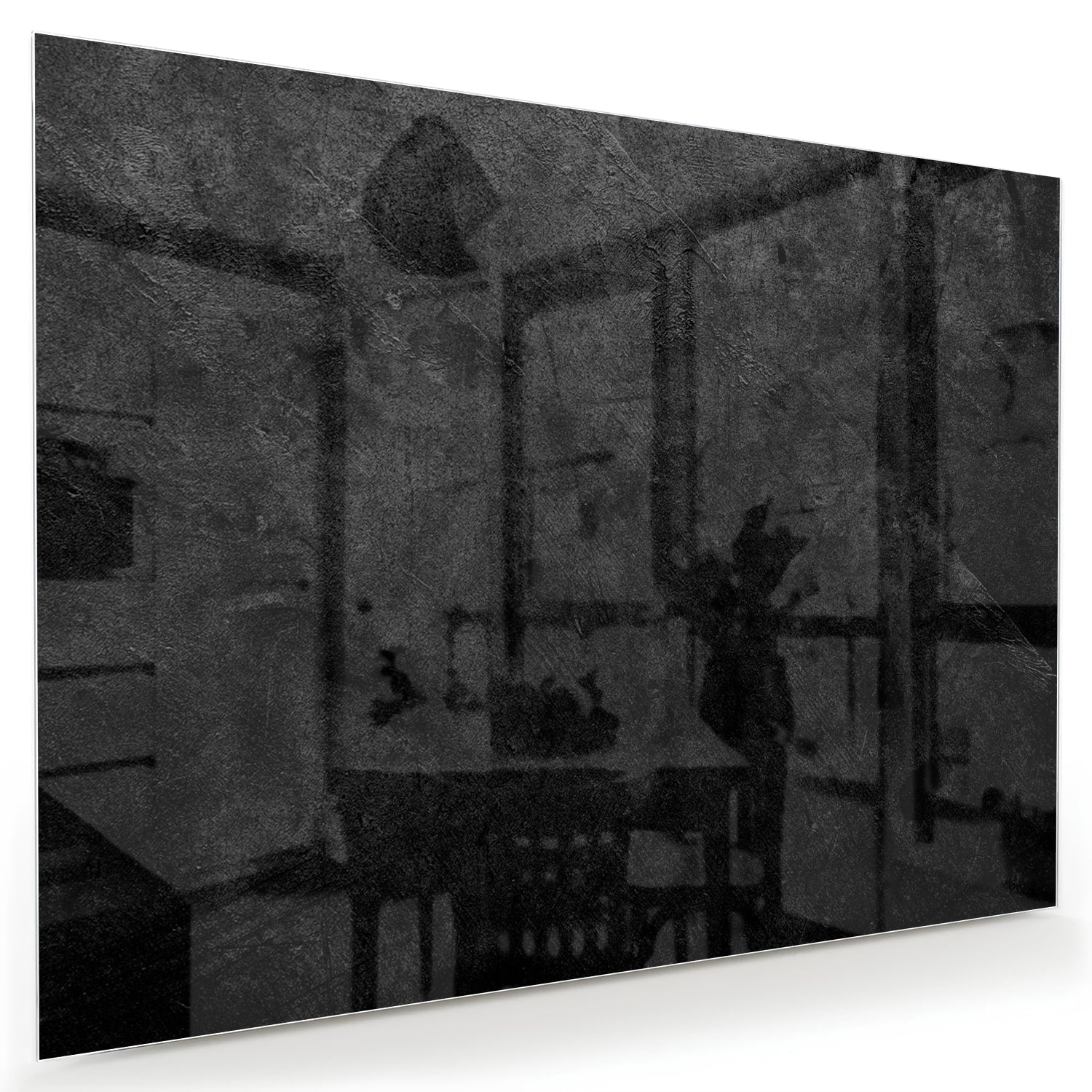 Abstract glazen schilderij in zwart en grijs aan de muur boven een houten kast.