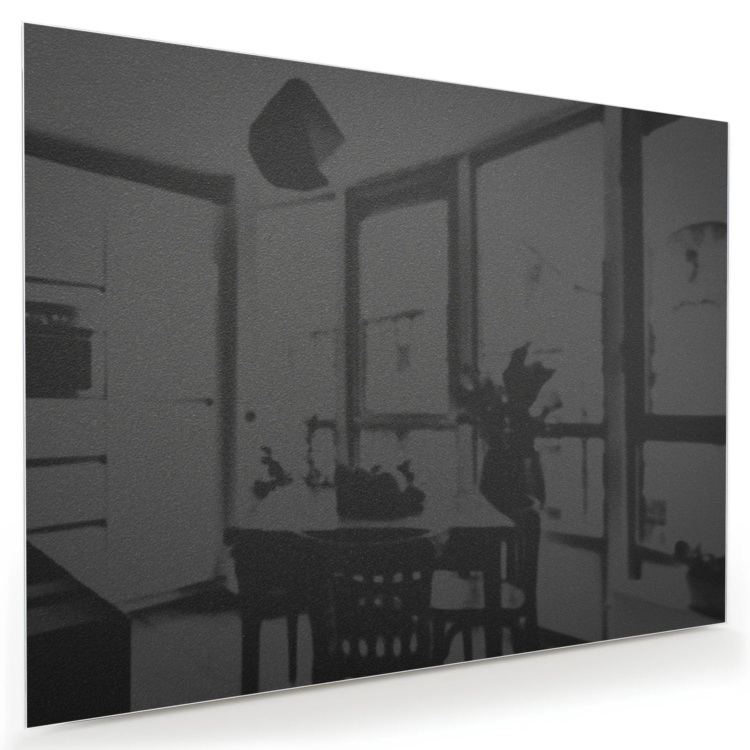 Zwart-wit glazen schilderij aan de muur boven een houten kast