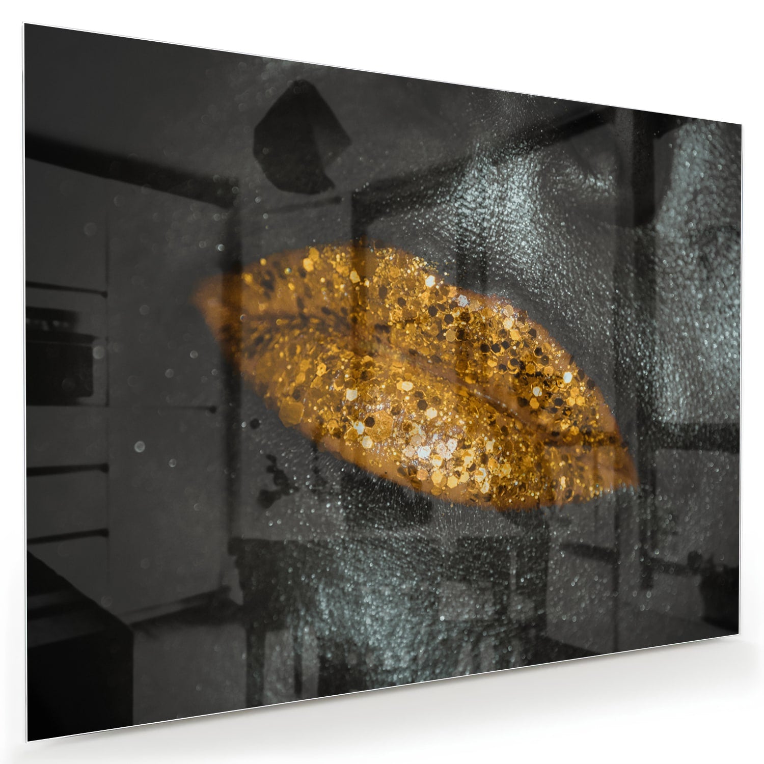 Glazen schilderij met een gouden blad op een zwarte achtergrond, perfect voor moderne interieurs.