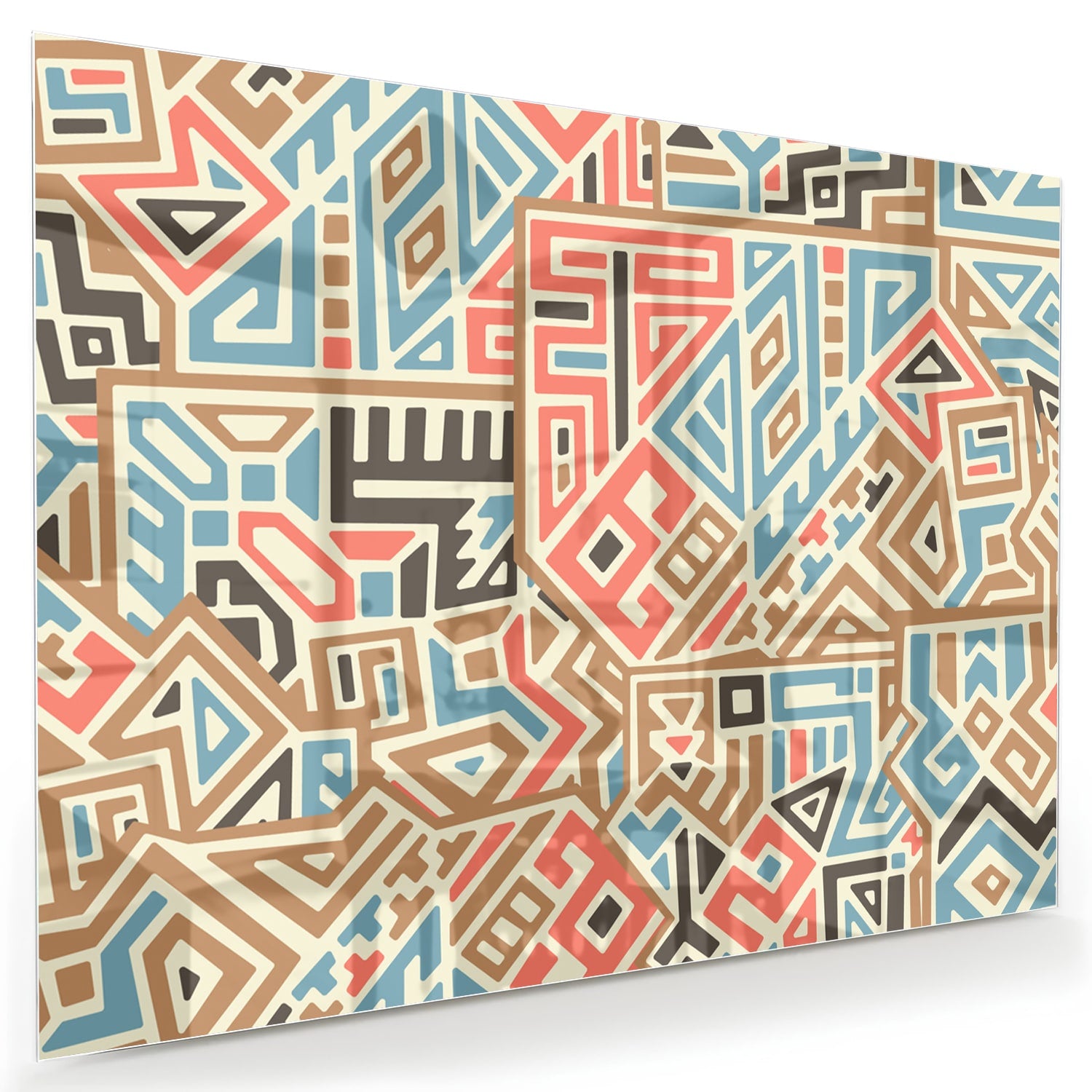 Abstract glazen schilderij met kleurrijke geometrische patronen aan de muur.