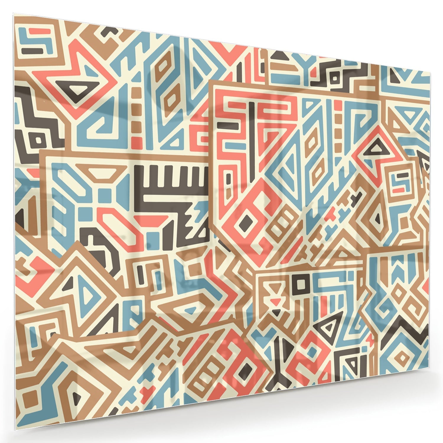 Abstract glazen schilderij met kleurrijke geometrische patronen aan de muur.