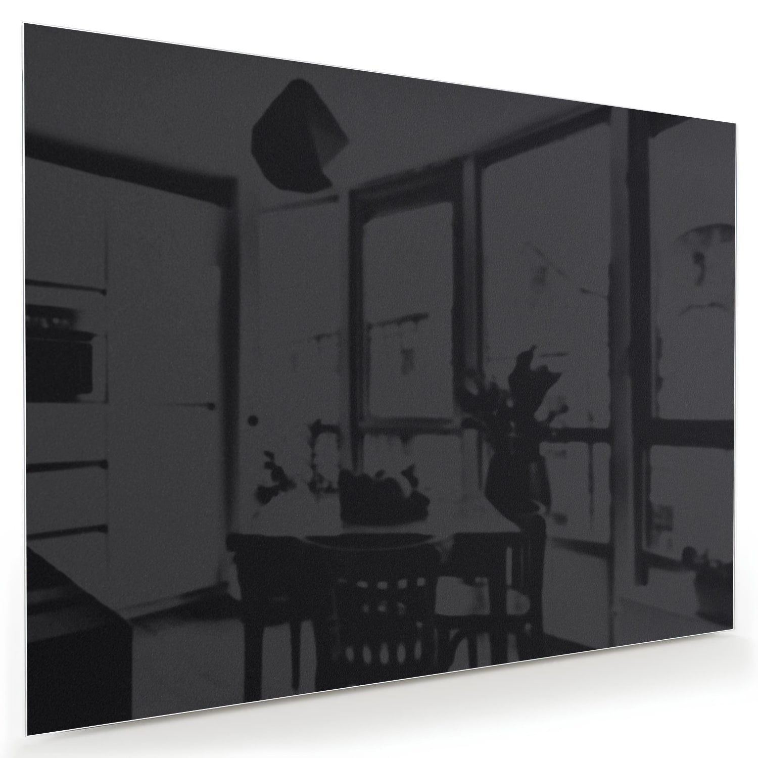 Modern zwart glazen schilderij hangt boven een houten meubel met planten