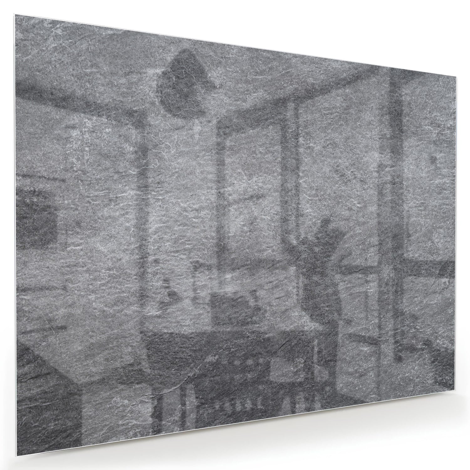 Modern glazen schilderij in grijs hangt aan de muur in een rustig interieur.