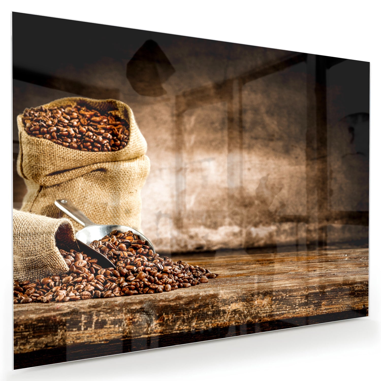 Glazen schilderij met koffiezakken en koffiebonen op een muur.