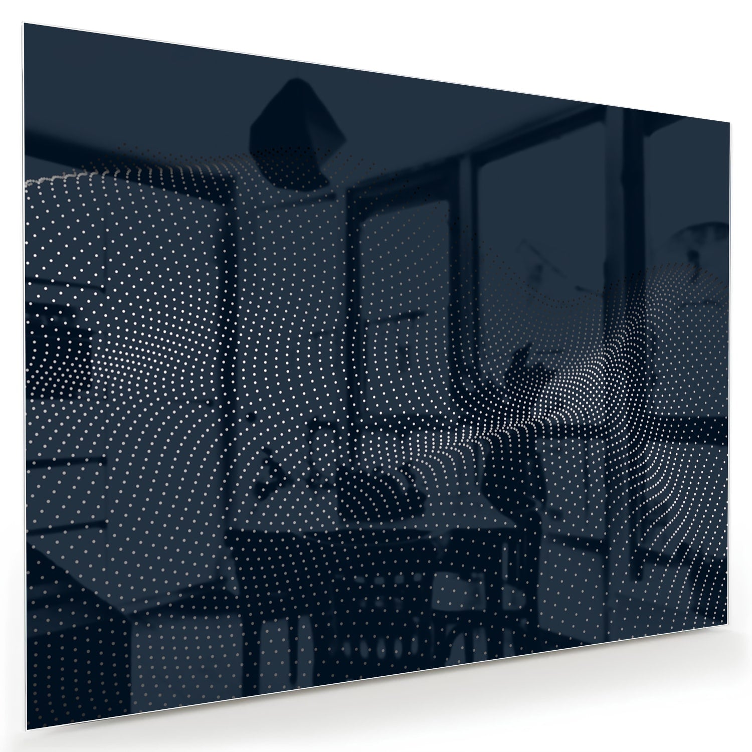 Diepblauw glazen schilderij aan de muur boven een houten kast in een woonkamer