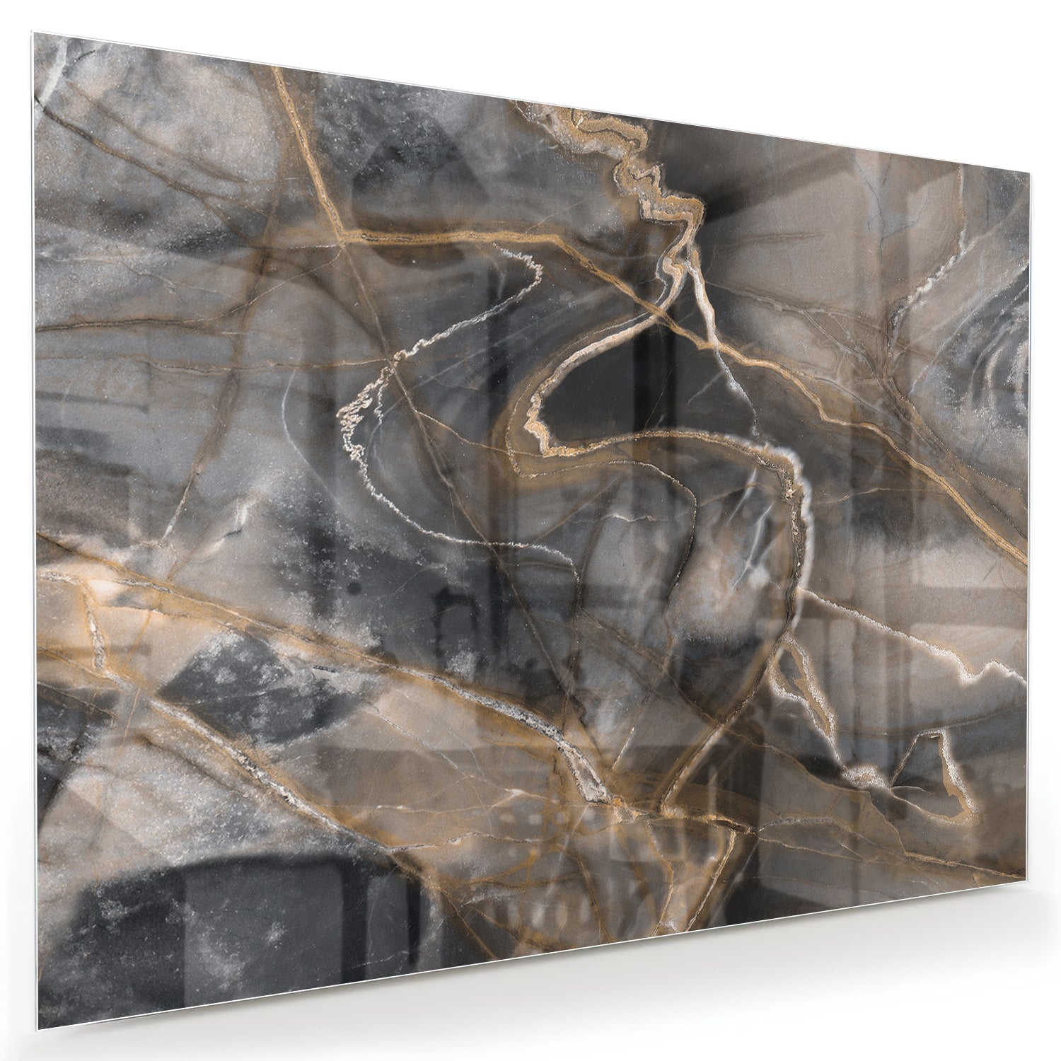 Abstract glazen schilderij met zwarte en gouden lijnen aan de muur.