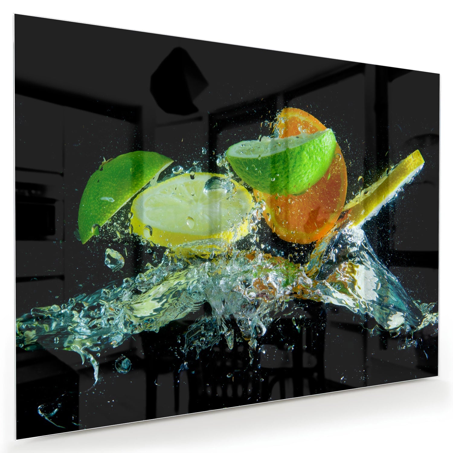 Glas schilderij met kleurrijke citrusvruchten en waterdruppels op een zwarte achtergrond.