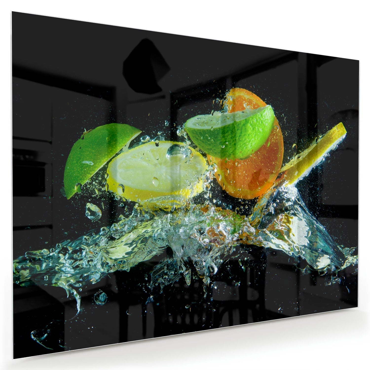Glas schilderij met kleurrijke citrusvruchten en waterdruppels op een zwarte achtergrond.