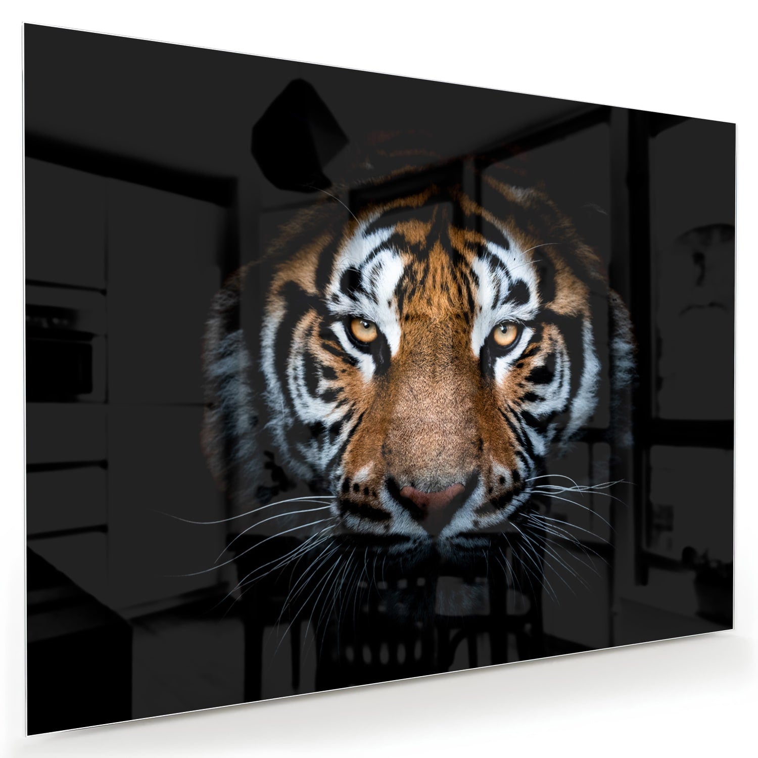 Glazen schilderij van een tijger met intense ogen, hangt aan de muur.