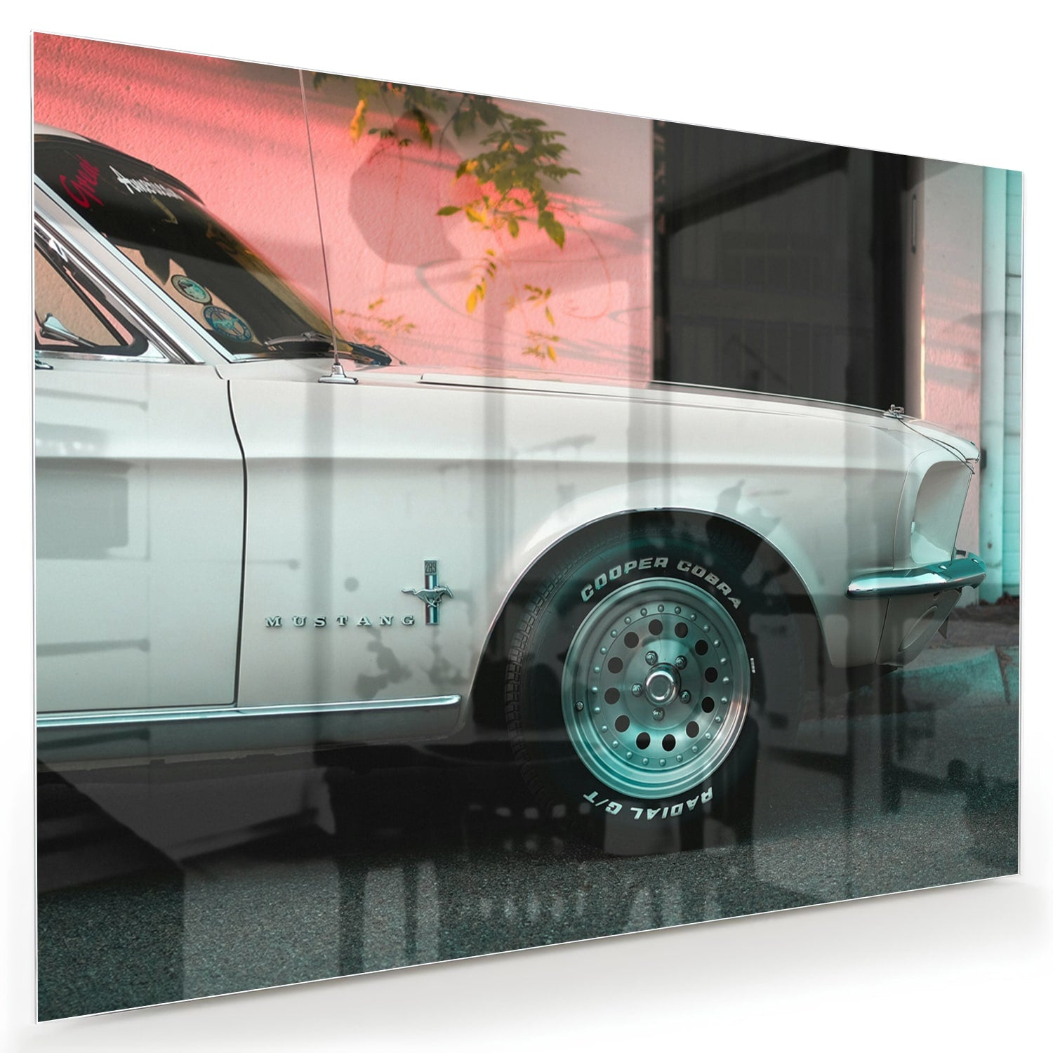 Glazen schilderij van een vintage auto in een sfeervol interieur