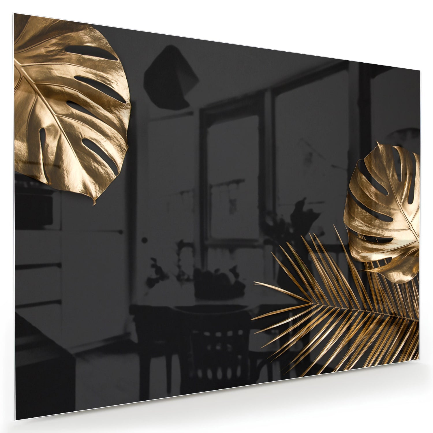 Glazen schilderij met gouden bladeren op een zwarte achtergrond in een woonkamer