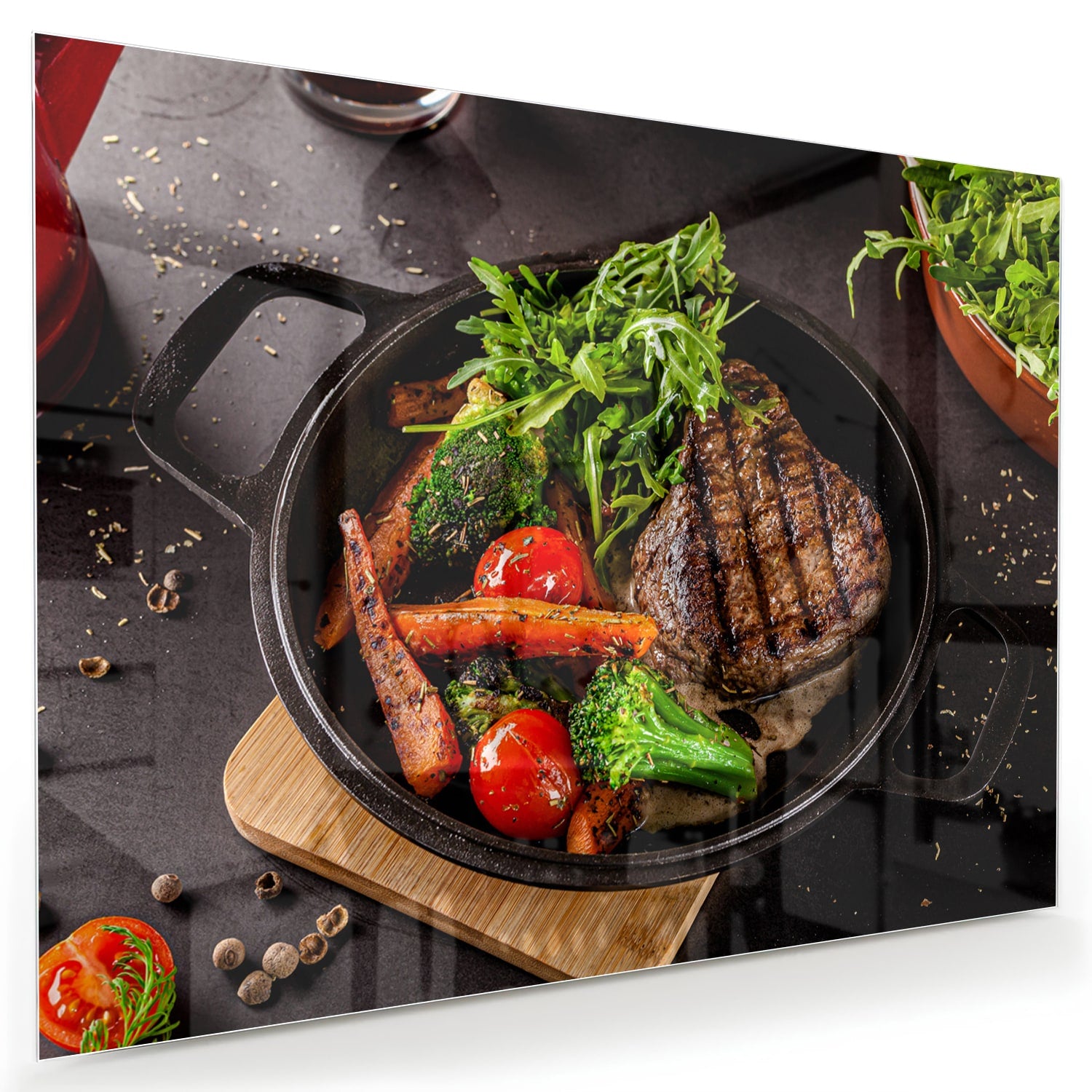Glazen schilderij met een gegrilde steak en verse groenten in een pan