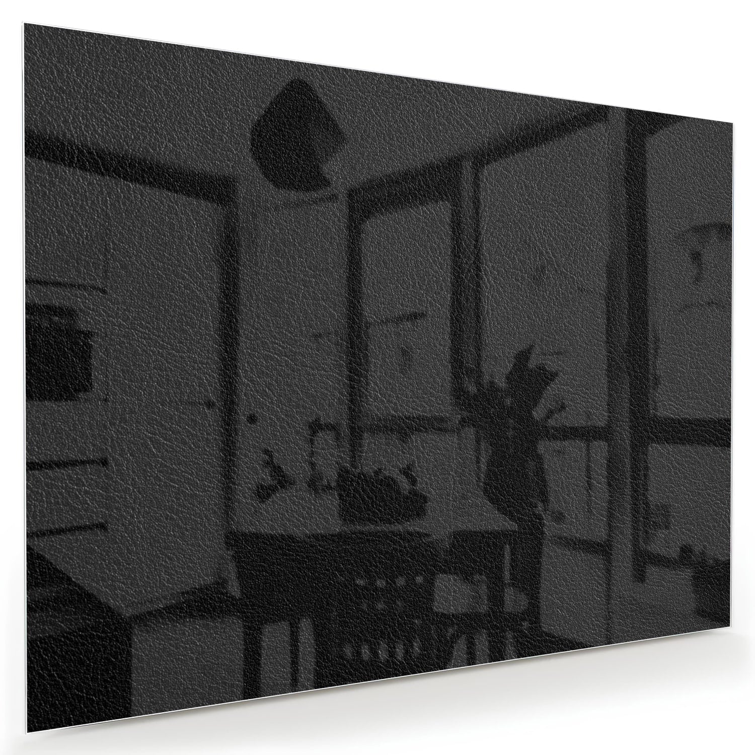 Minimalistisch zwart glazen schilderij aan de muur in een lichte woonkamer.