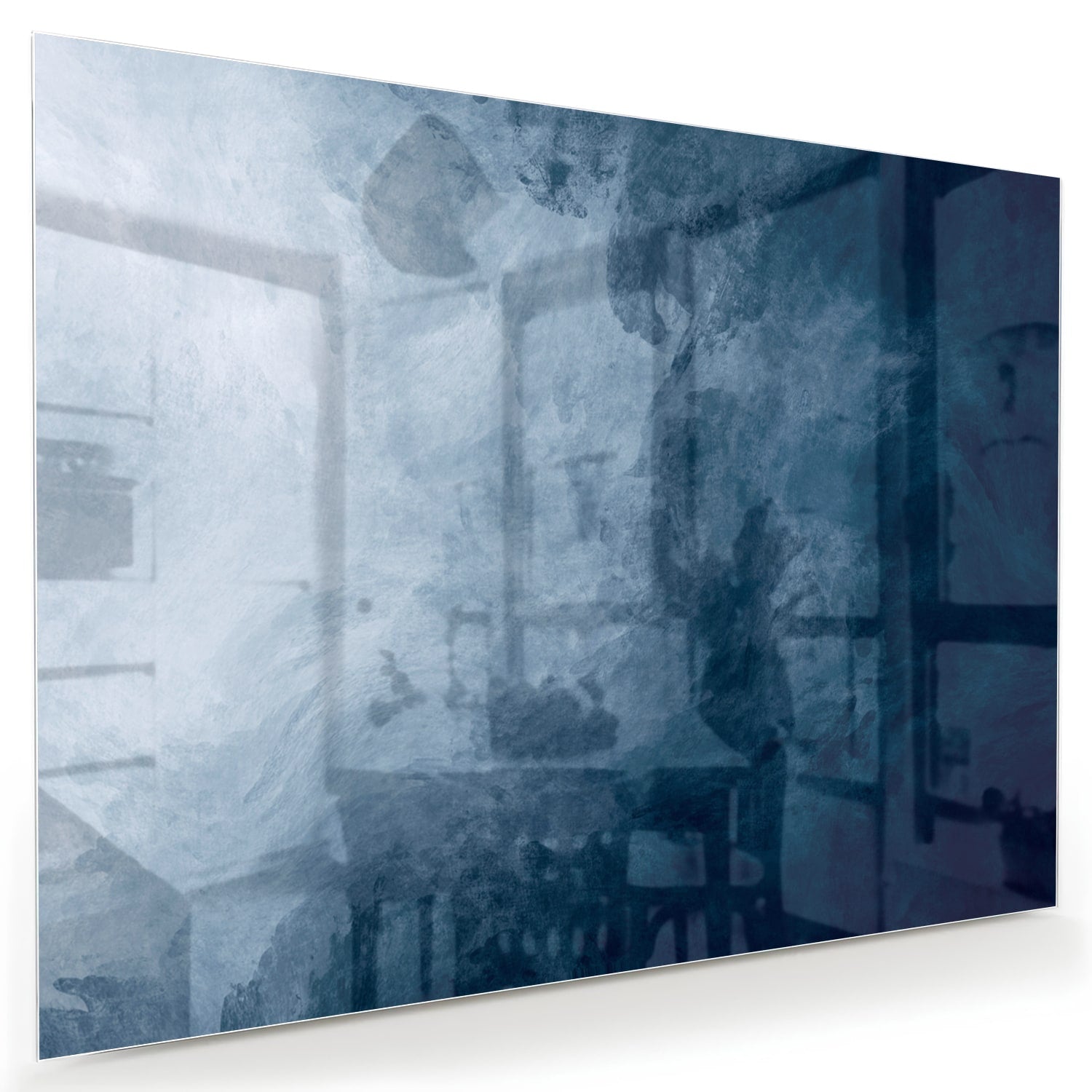 Abstract blauw glas schilderij aan de muur bij een houten meubel.