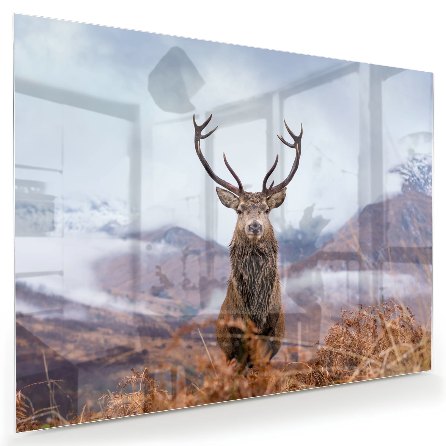 Glazen schilderij van een hert in een berglandschap met natuurlijke kleuren.