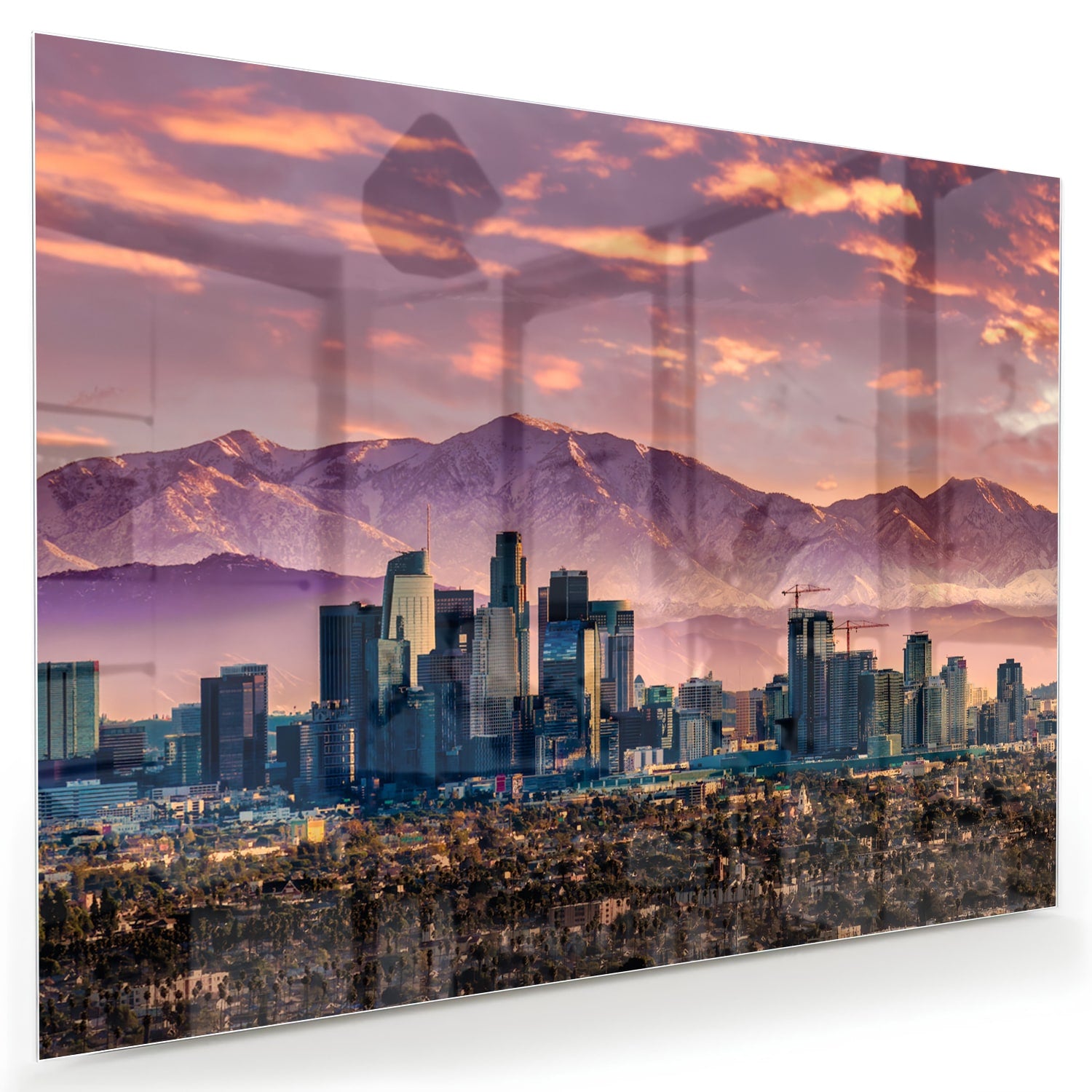 Glazen schilderij van een stadspanorama bij zonsondergang met bergen op de achtergrond.