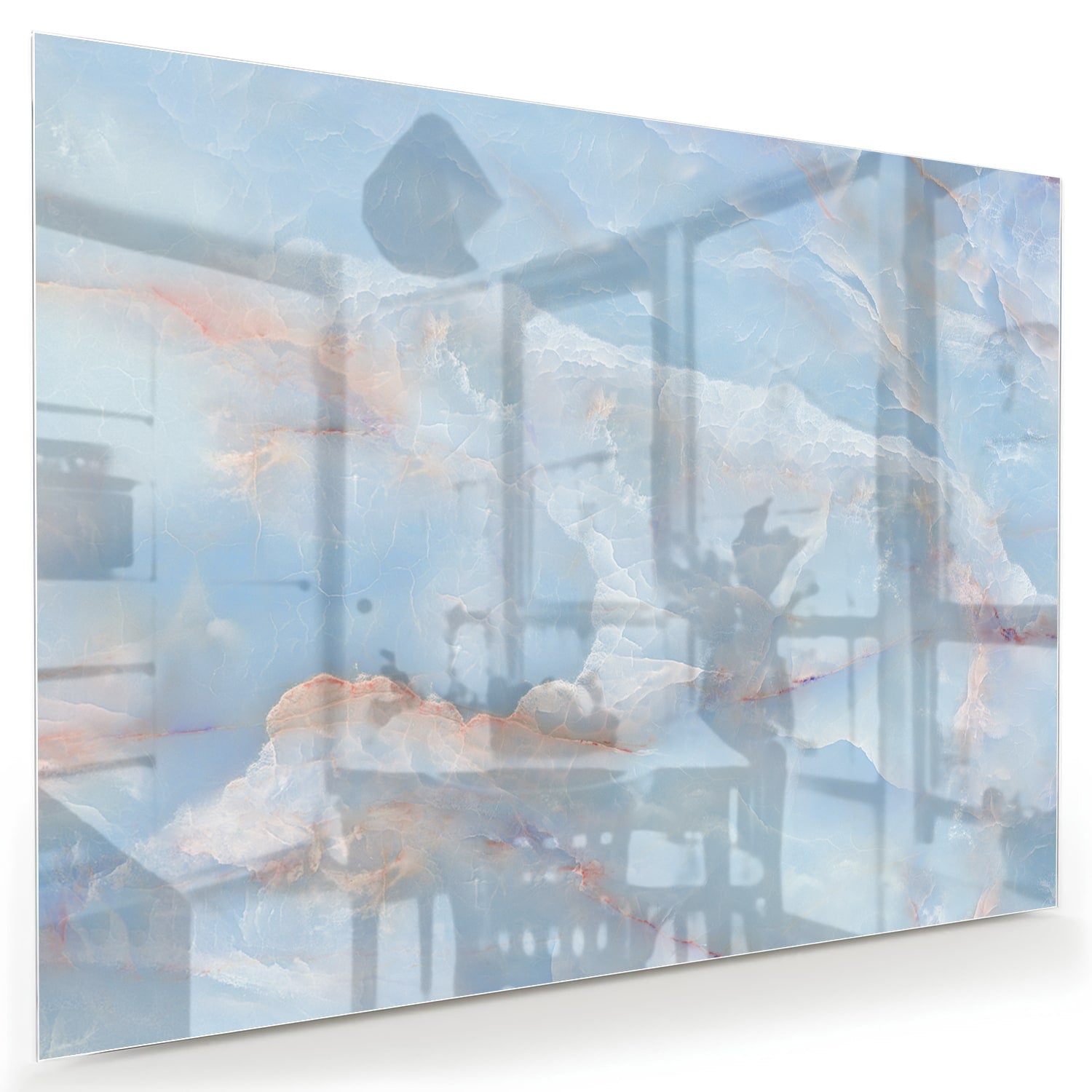 Abstract glazen schilderij in blauw en aardetinten aan de muur.