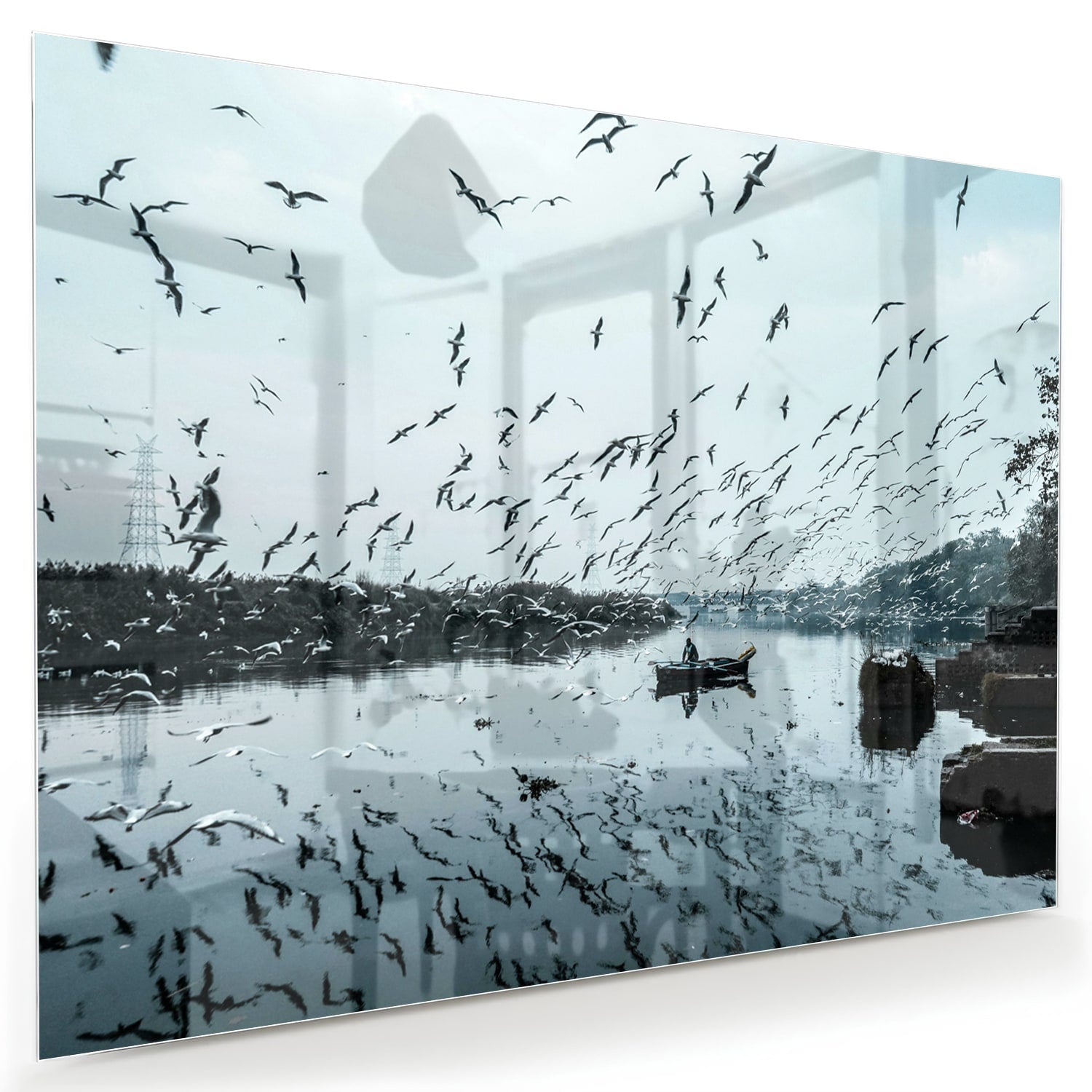 Glazen schilderij van vogels boven kalm water met reflecties.
